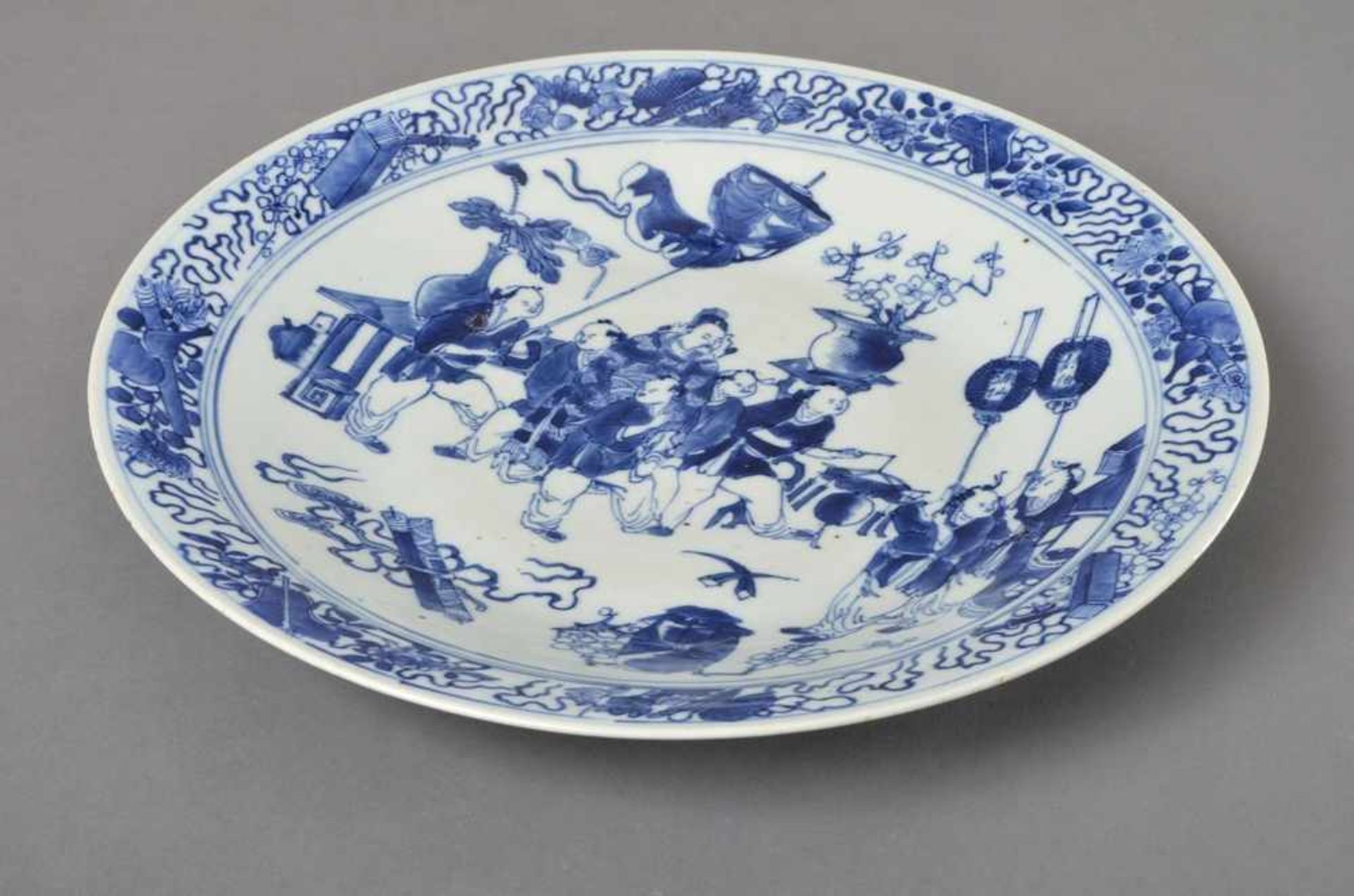 Porzellan Platte "Lampionzug" in Blaumalerei, China 19.Jh., Ø 33,5cm - Bild 2 aus 4