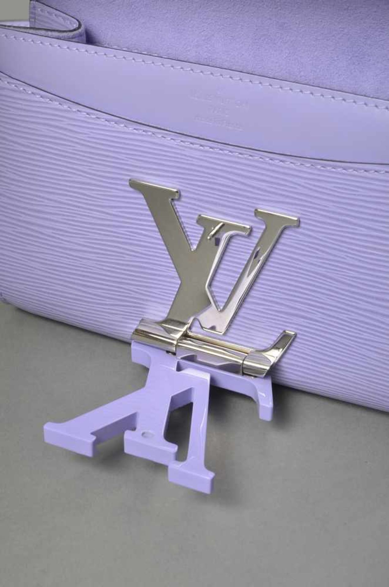 Louis Vuitton "Louis Strap PM" mit Kunststoff Monogramm Schließe, Epi Leder, flieder, 13,5x19,5x4, - Image 3 of 3