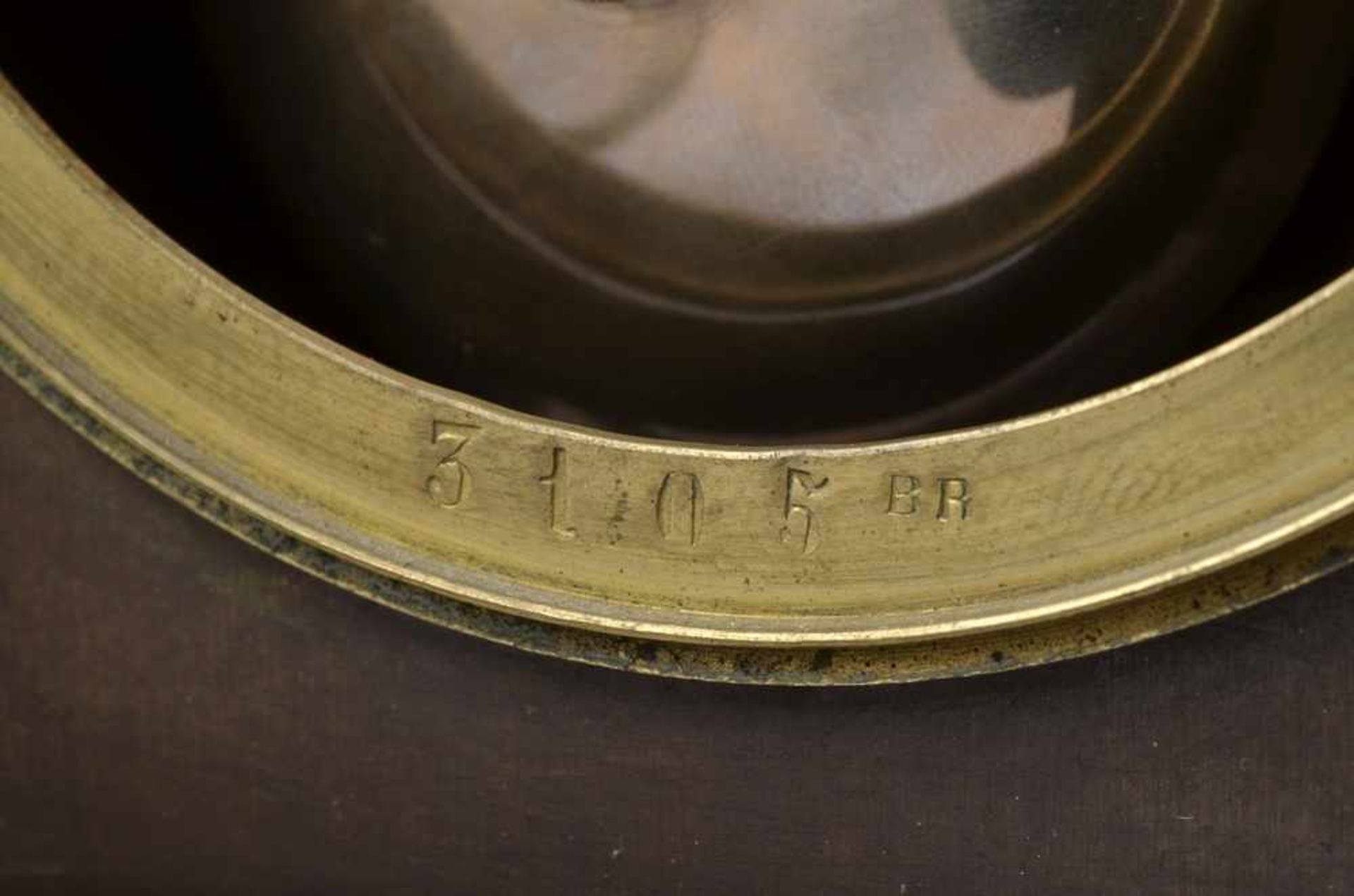 Französische Pendule mit plastischem Aufsatz "Urania", Bronze teilvergoldet/ brüniert, - Image 2 of 6