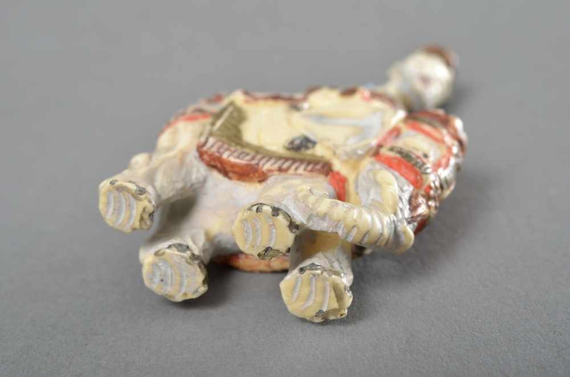 Figürliche weiße Schnupftabakflasche aus indischem Elfenbein in Form des auf einem Elefanten - Bild 3 aus 5