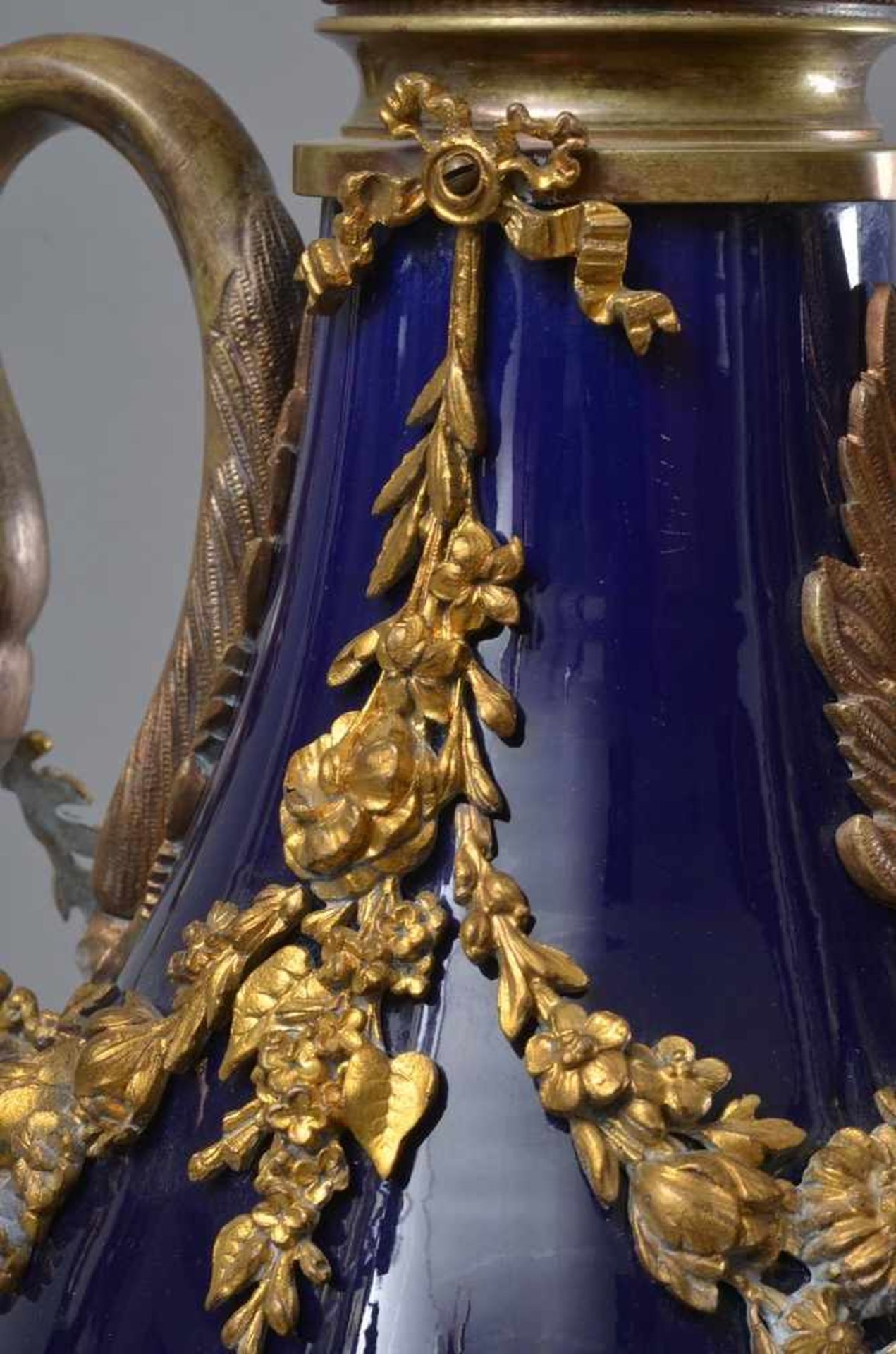 Paar große Sevres Vasen im Louis XVI Stil mit kobaltblauer Glasur und aufwendiger Ormolu Fassung " - Image 5 of 7