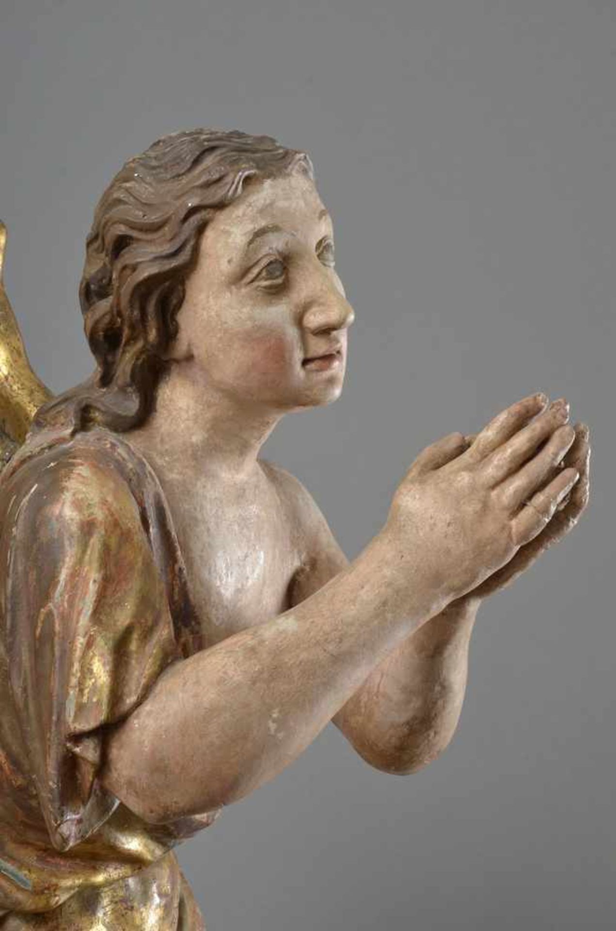 Großer "Engel in adorierender Haltung" auf einem Volutensockel sitzend, verleimtes Lindenholz, - Bild 5 aus 6