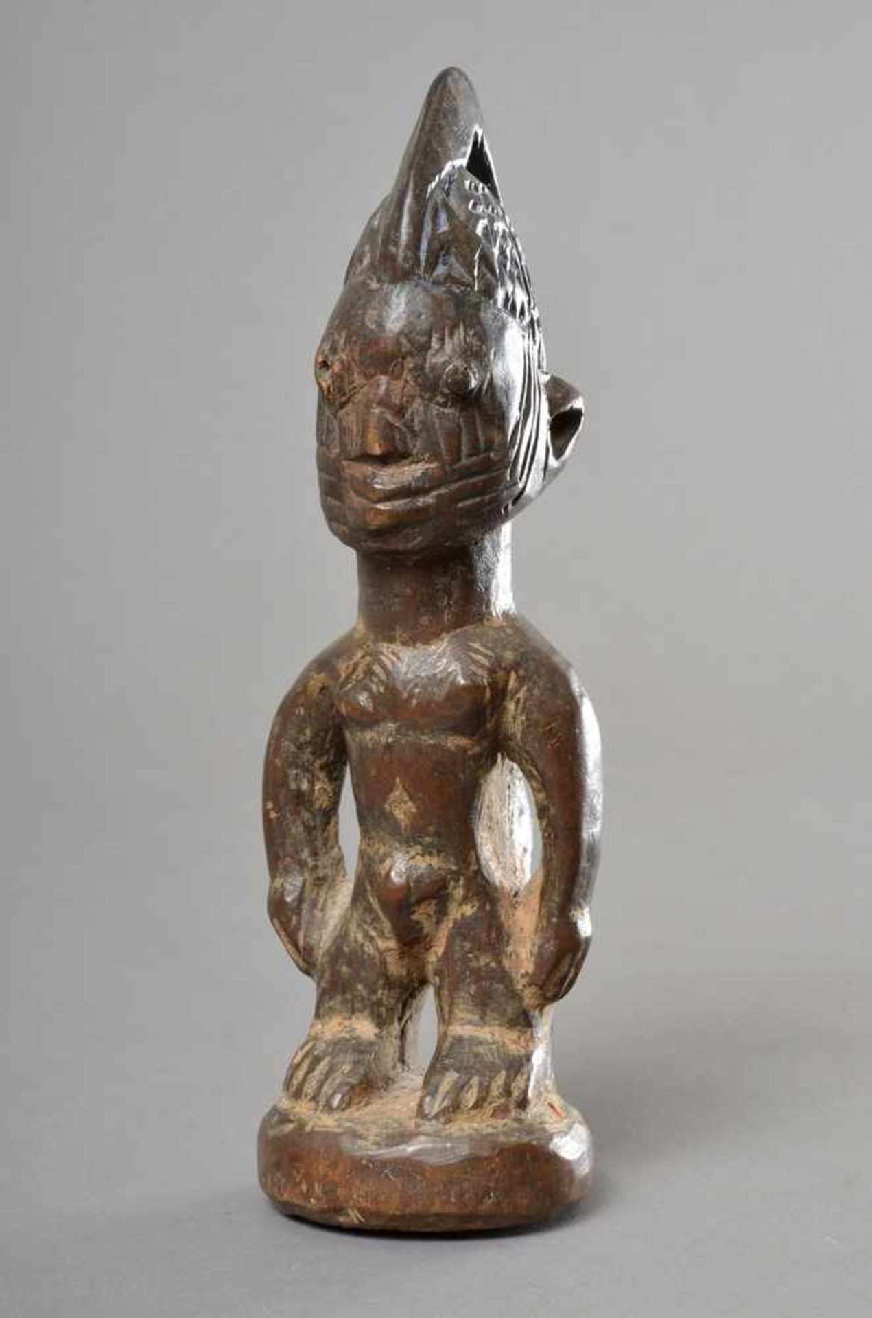 Geschnitzte Ibenji Figur "Junge" mit Resten alter blauer Farbe, Ghana Anf. 20.Jh., H. 23cm