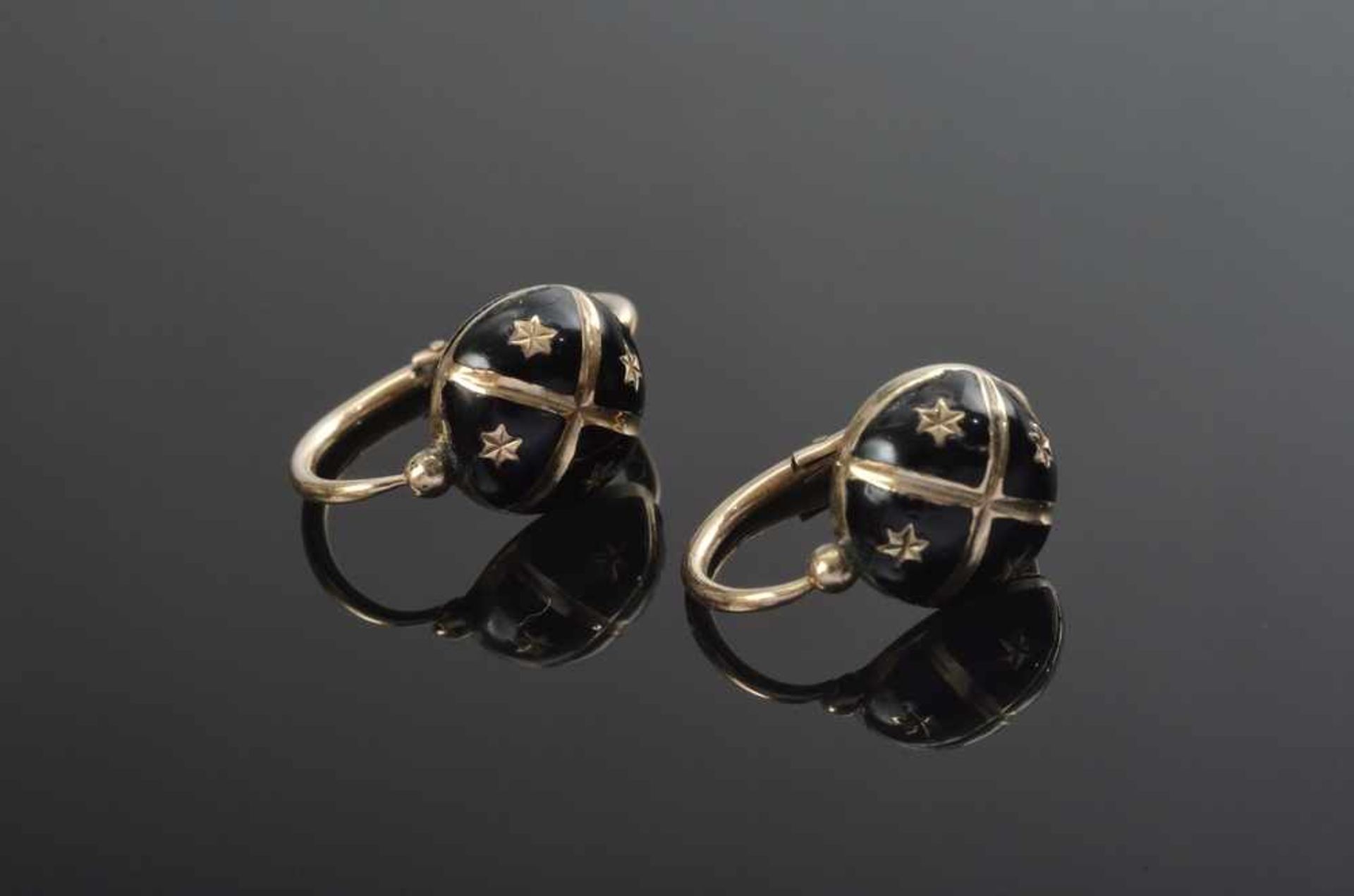Paar Spätbiedermeier Ohrgehänge mit schwarz emaillierte Knöpfen und Goldsternchen, GG 2,1g, Ø 1cm, 1