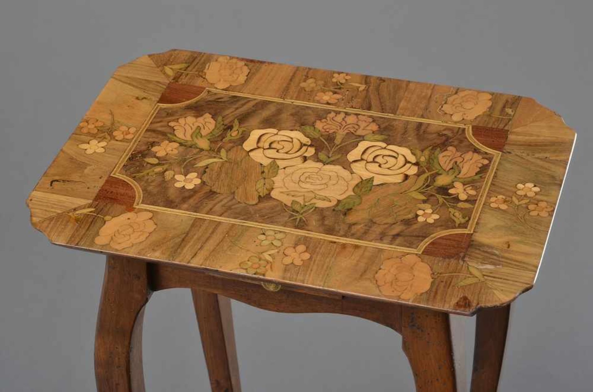 Barock Tischchen mit floral intarsierter Platte auf geschweiften Beinen, Nussbaum mit - Bild 2 aus 2