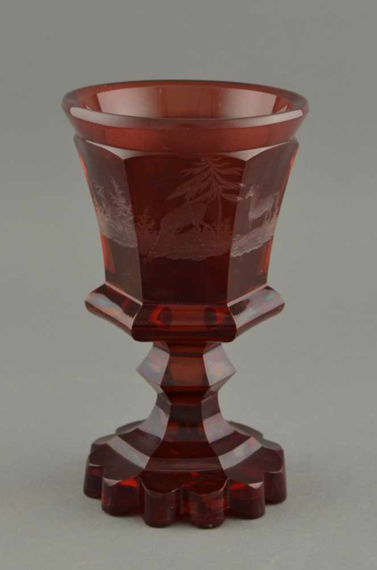 Rubinglas Pokal mit Tiefschliff Dekor "Pferde und Hunde", um 1850, H. 15cm - Bild 2 aus 2