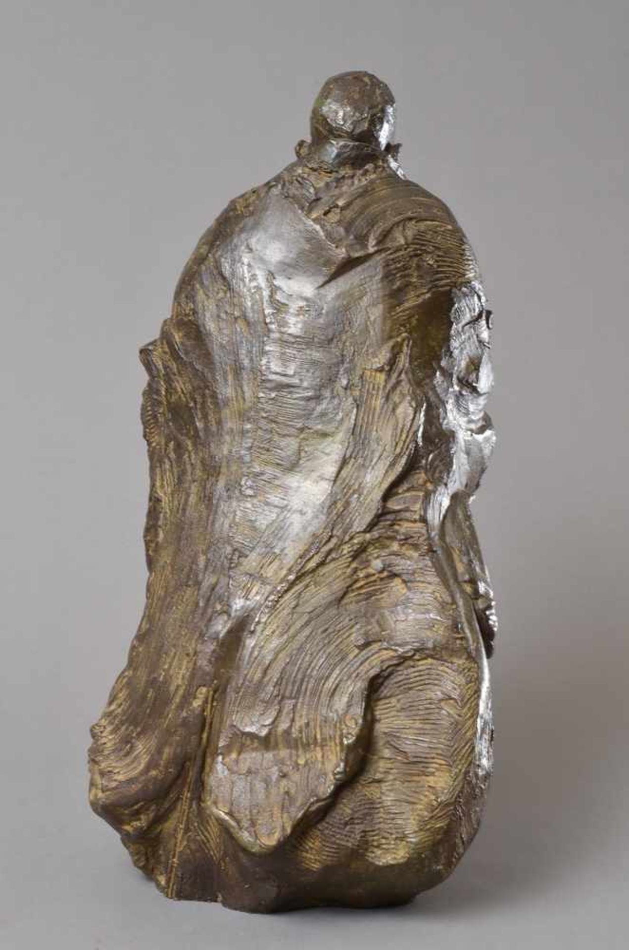 Michel "Mann mit Umhang", 2003, Bronze, verso sign./dat., H. 66cm - Bild 3 aus 6
