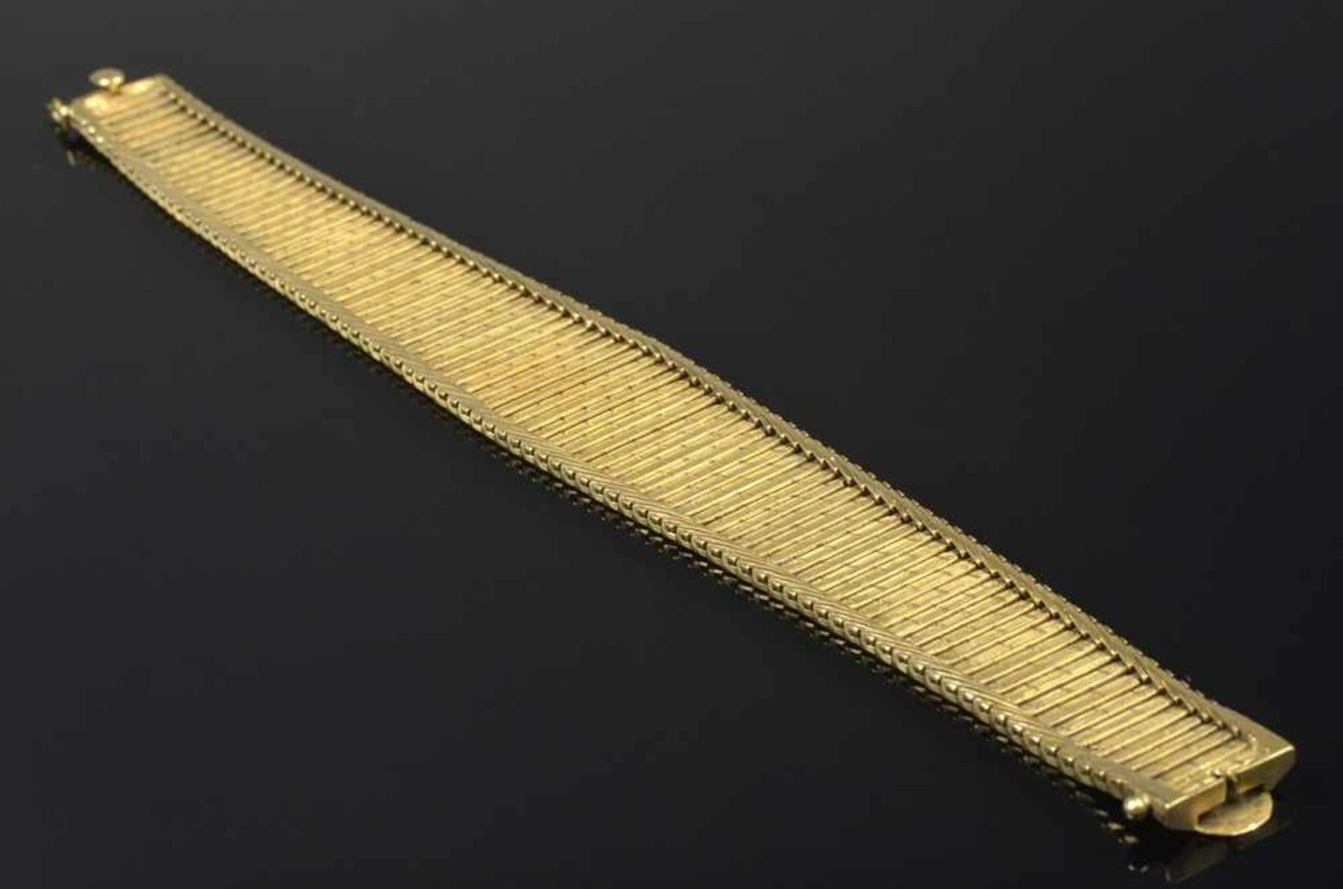 Armband, in der Mitte sich verbreiternd, GG 750, 50g, 20,5cm