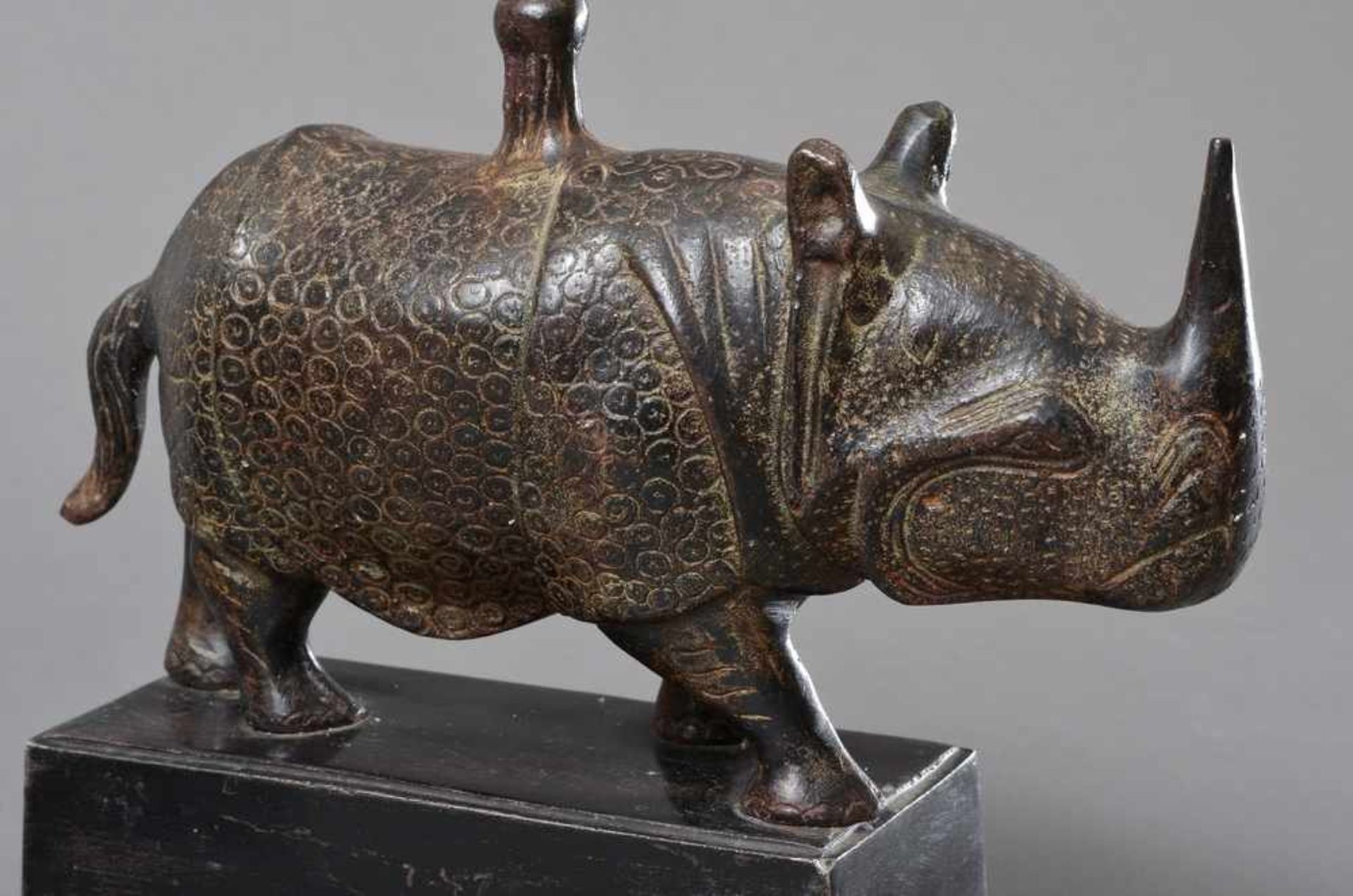 Paar "Rhinozeros" Doorstopper, Bronze, Indien 20.Jh., H. 41cm - Bild 4 aus 5
