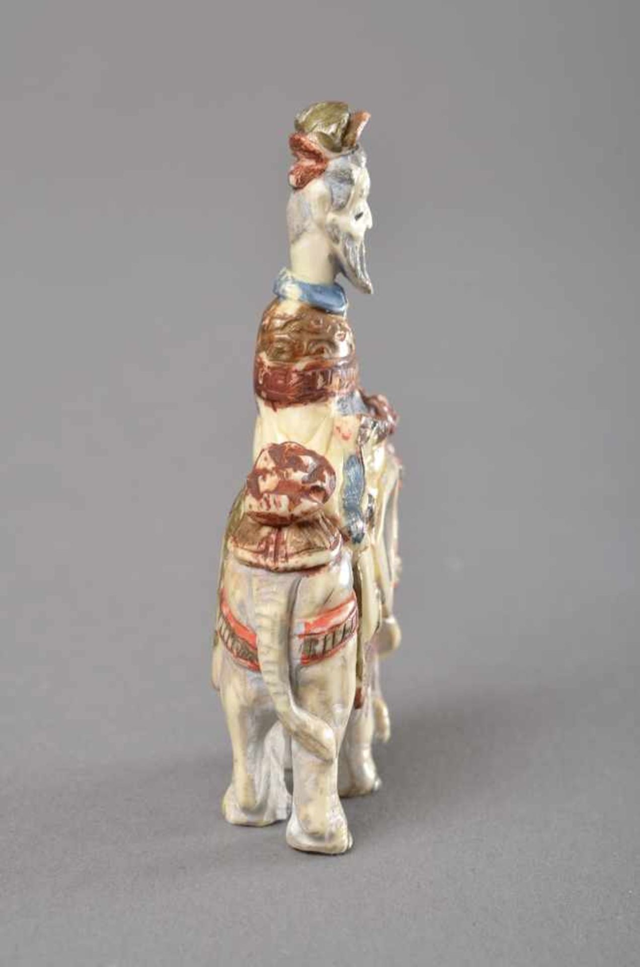 Figürliche weiße Schnupftabakflasche aus indischem Elfenbein in Form des auf einem Elefanten - Bild 5 aus 5
