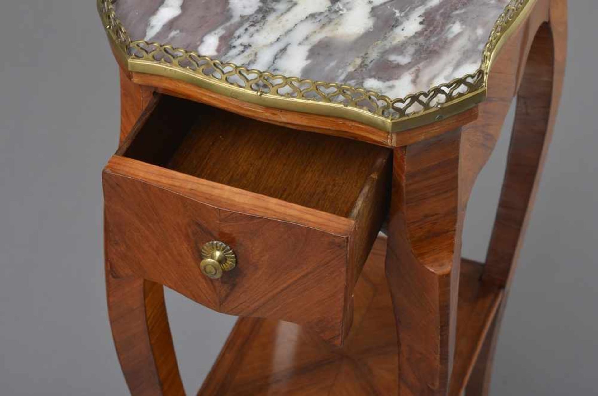 Rokoko Tischchen "table tricoteuse" mit Marmorplatte, gehalten von vergoldeter Bronzegalerie, - Bild 2 aus 2