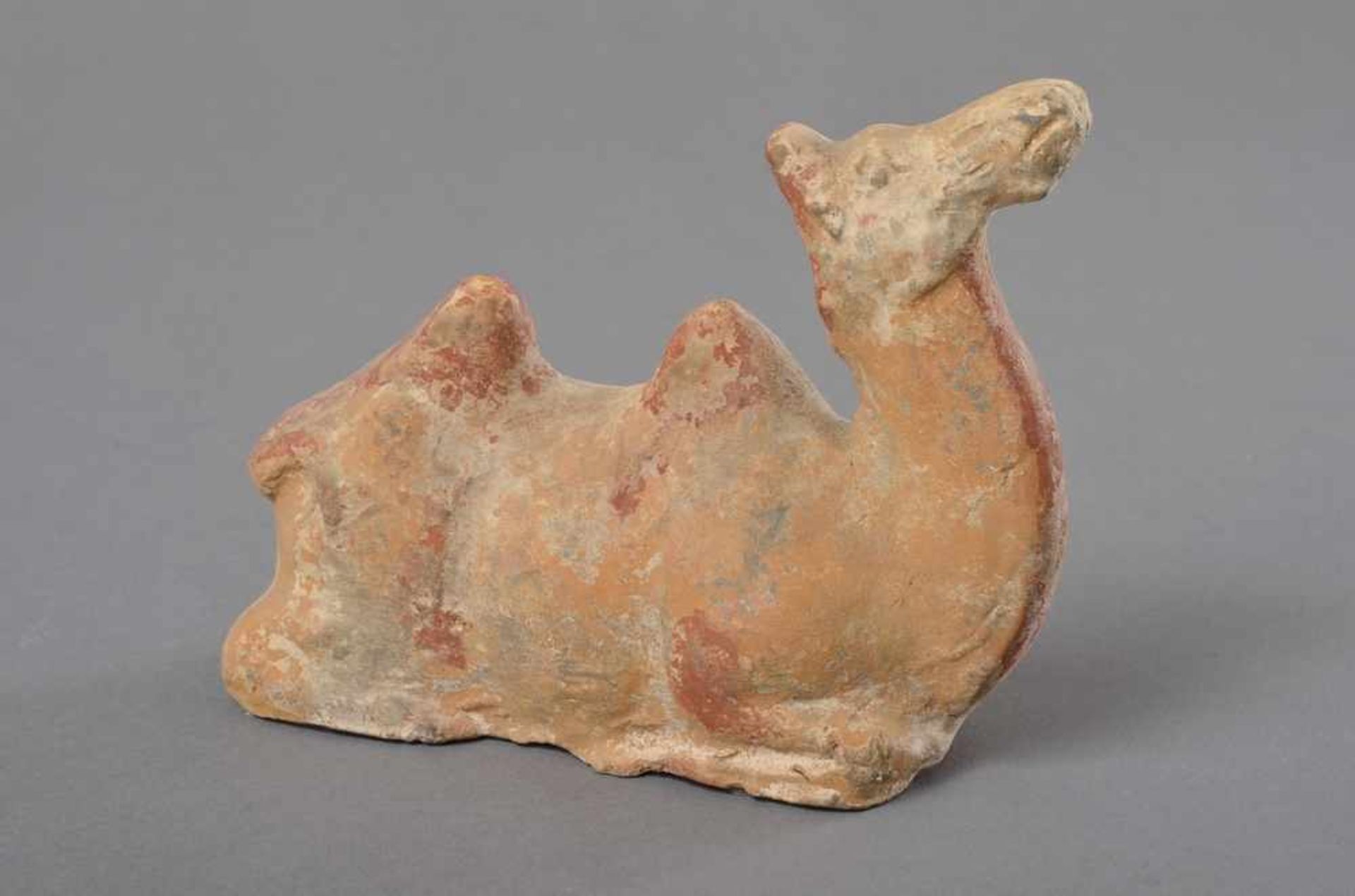 Terracotta "Liegendes Kamel" im Stil der Tang Zeit, Reste von Bemalung, Anhaftung von Erde, - Bild 2 aus 2
