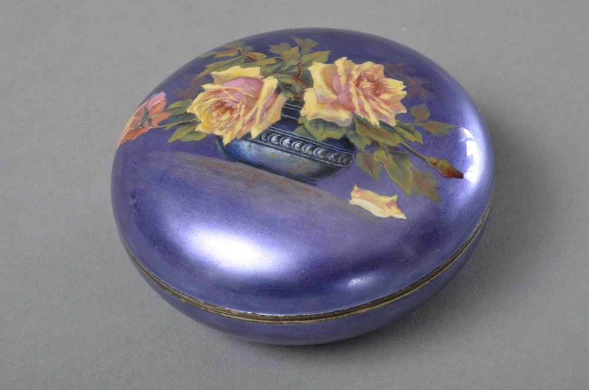 Runde Dose mit violetter Emaillierung und "Rosenbouquet" Malerei auf dem Deckel, Metall vergoldet, - Bild 2 aus 2