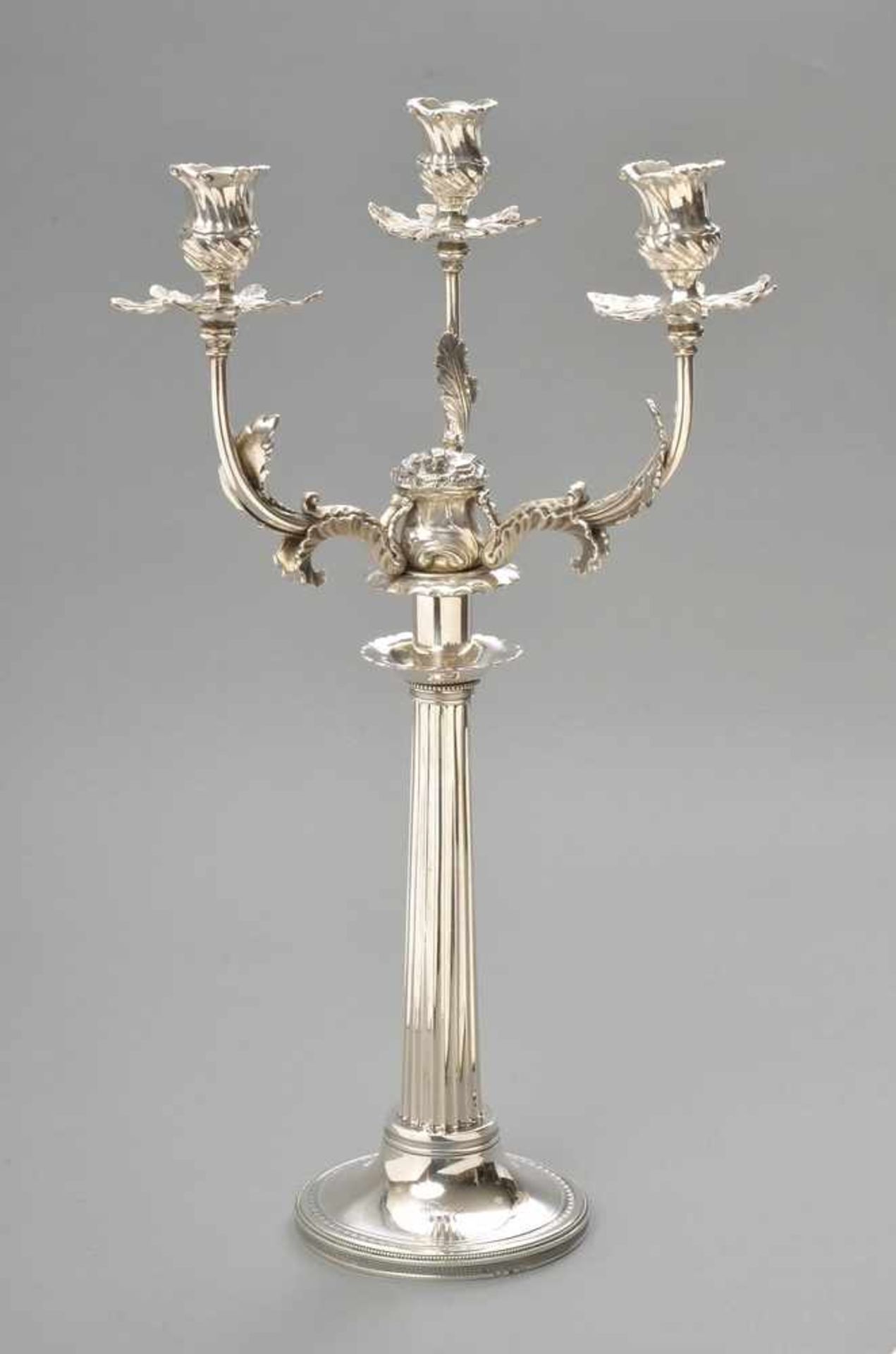 Tischgirandole mit klassischem Säulenfuß und vegetabilem Aufsatz, Frankreich um 1780/1800, Silber,