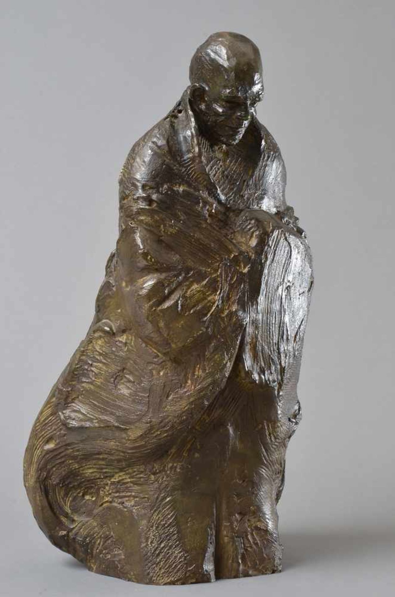 Michel "Mann mit Umhang", 2003, Bronze, verso sign./dat., H. 66cm - Bild 2 aus 6