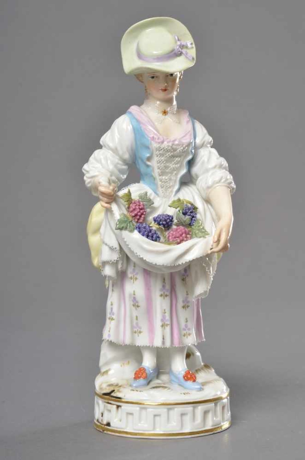 Meissen Figur "Dame mit Trauben", Entw.: Michel Victor Acier um 1780, Modellnr. F.84, um 1900, H.