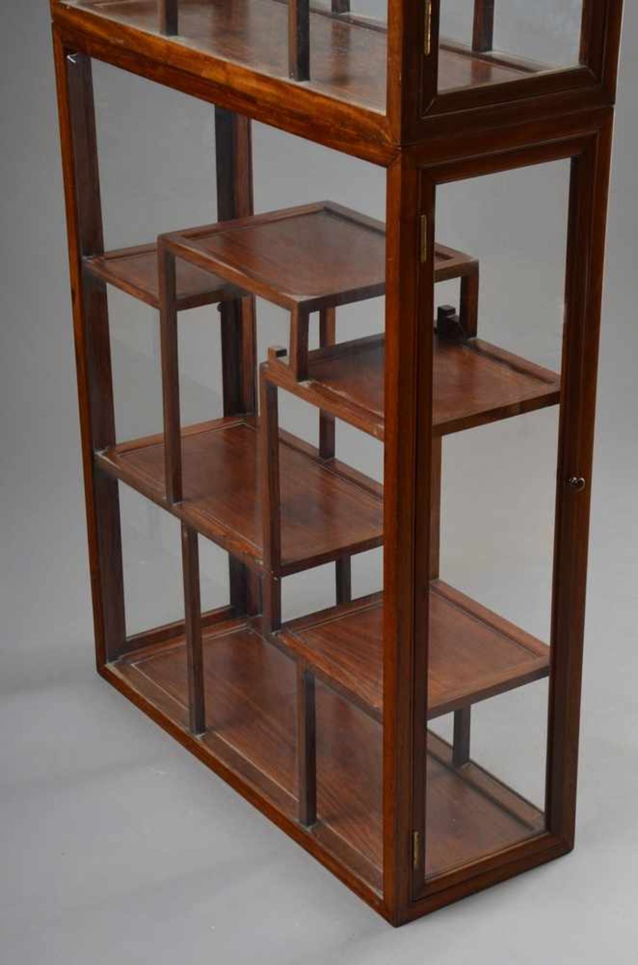 Chinesische Sammelvitrine mit verschiedenen Ebene, Redwood verglast, um 1920, 2teilig, je - Bild 2 aus 2