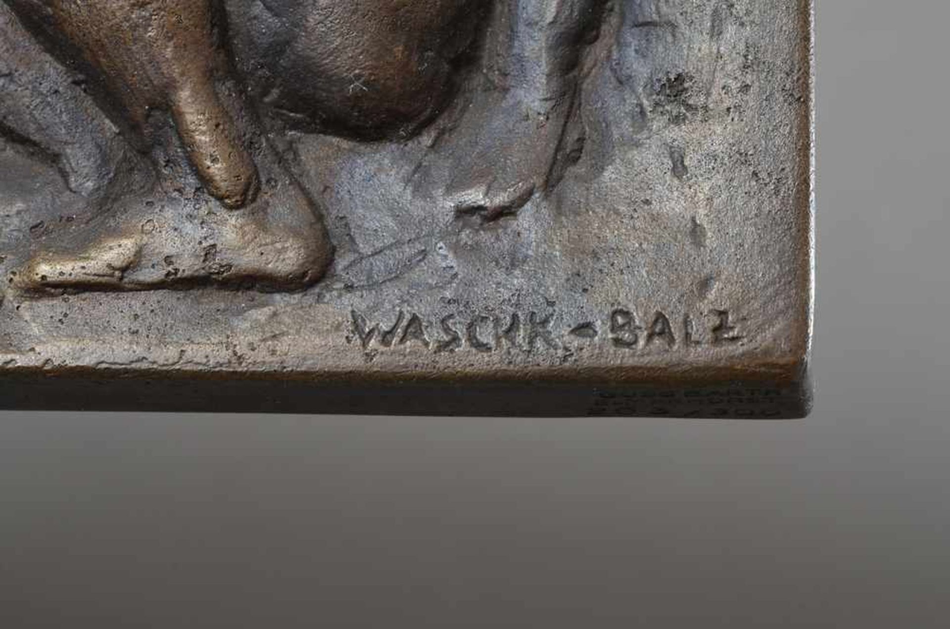 Waschk-Balz, Doris (*1942) "Kinder beim Murmelspiel", 1978, 203/300, Bronzerelief, 20,5x16cm - Bild 4 aus 4