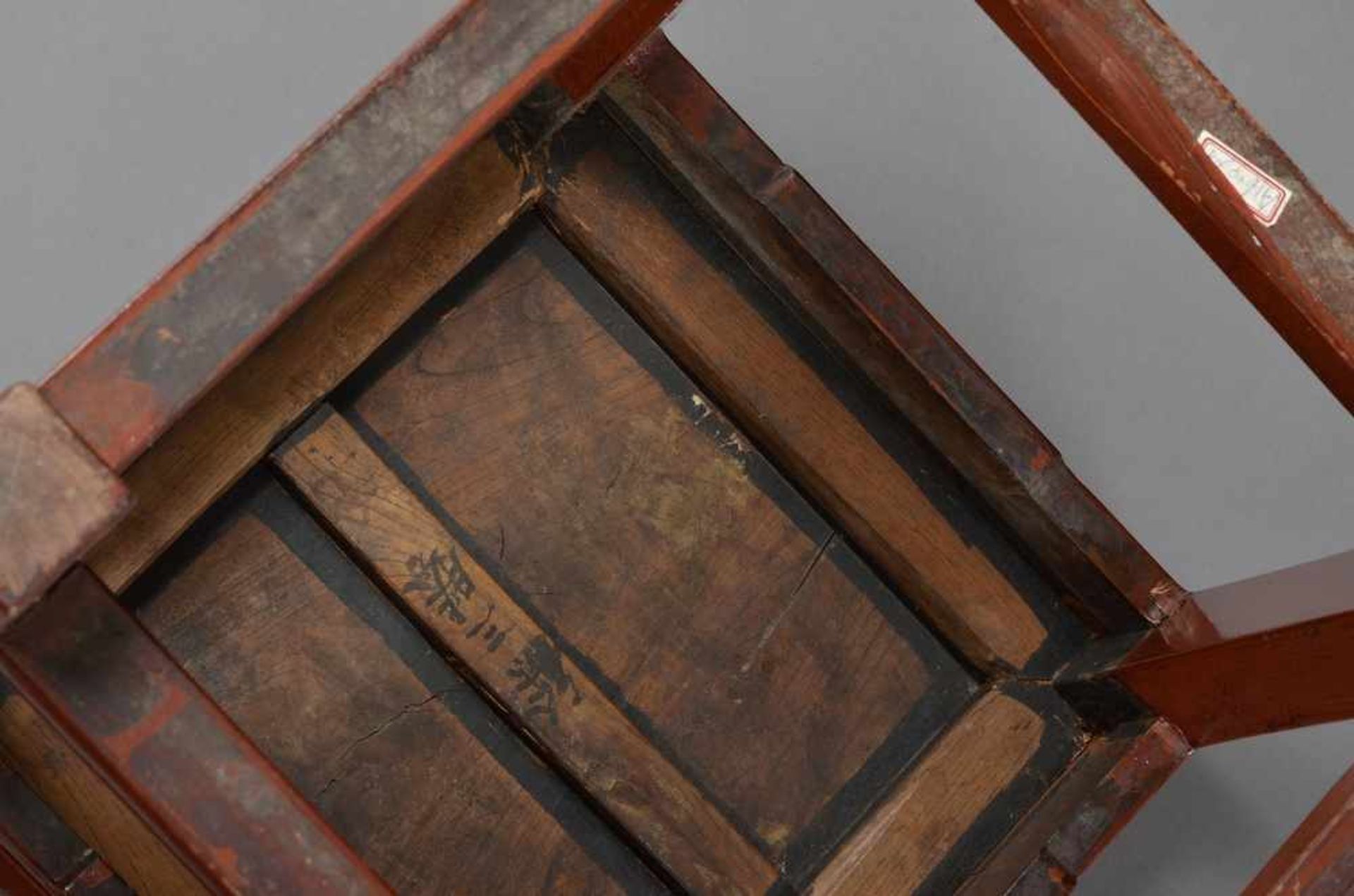 Paar kleine chinesische Rotlack Tischchen mit Volutenschnitzerei in der Zarge, Qing Dynastie, 48, - Bild 2 aus 2