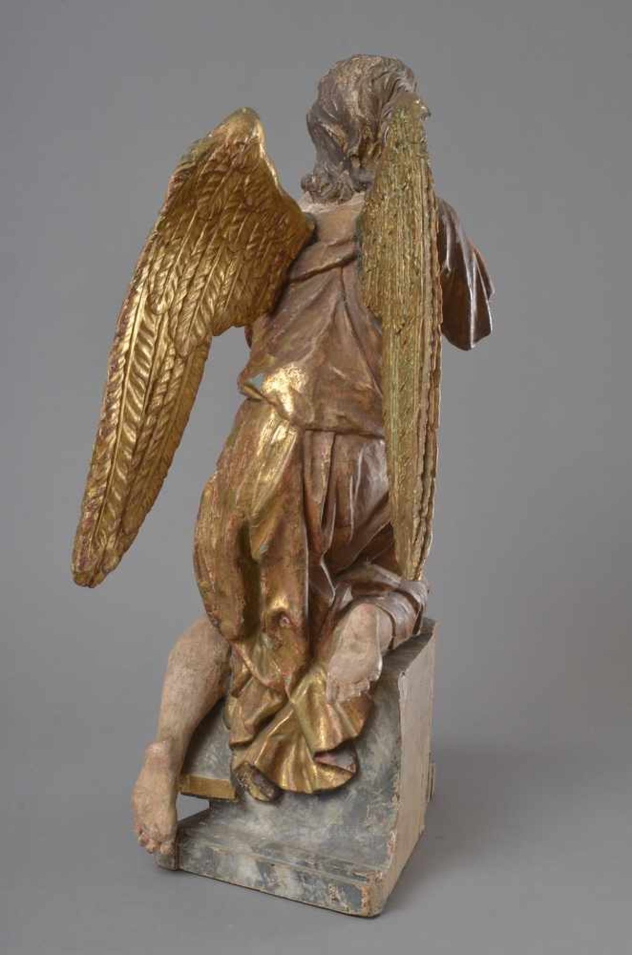 Großer "Engel in adorierender Haltung" auf einem Volutensockel sitzend, verleimtes Lindenholz, - Image 3 of 6