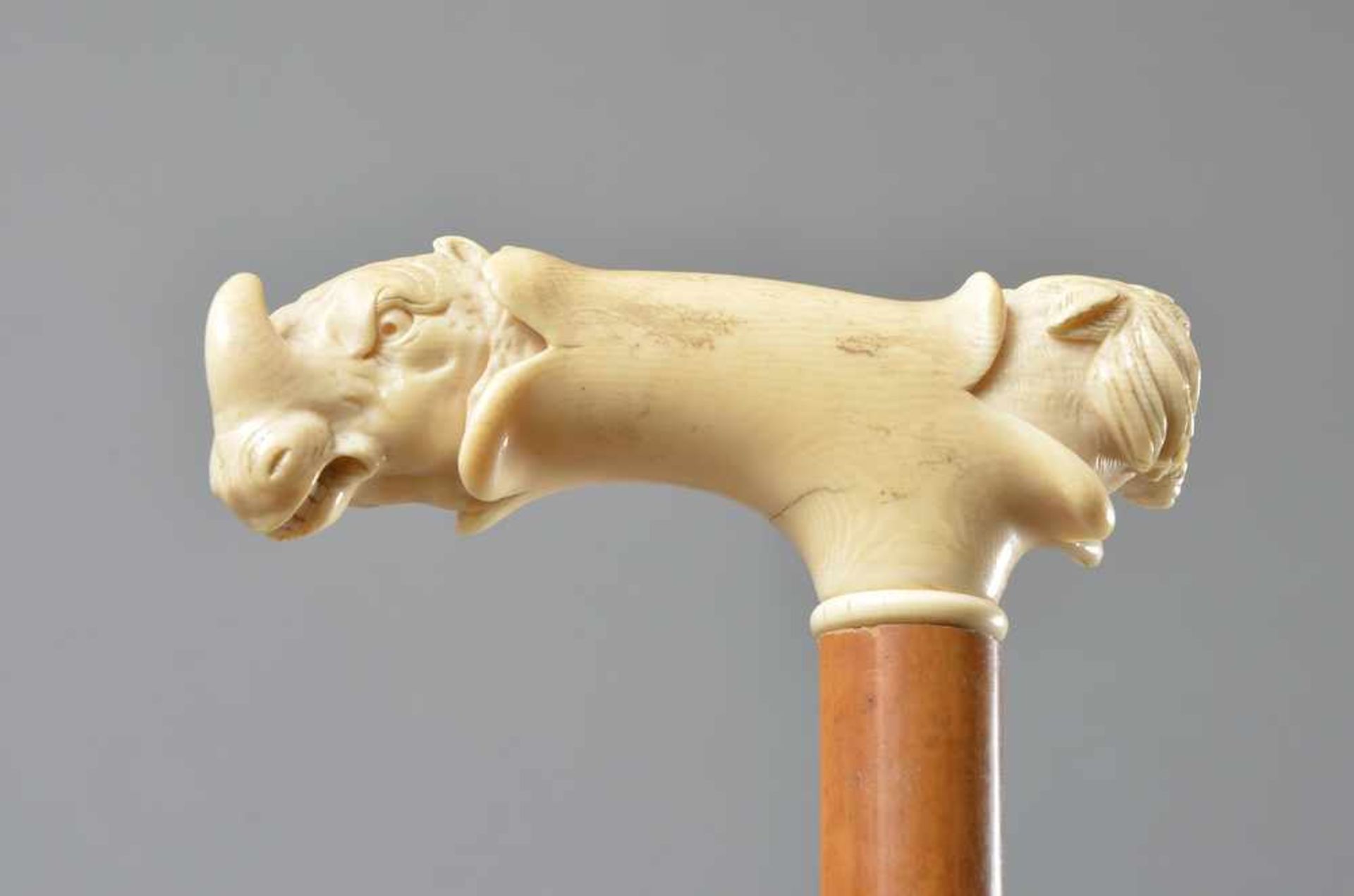 Stock mit beschnitzter Elfenbein Krücke "Rhinozeros und Tiger", Palmschuß, aus den Kolonien um - Bild 3 aus 4