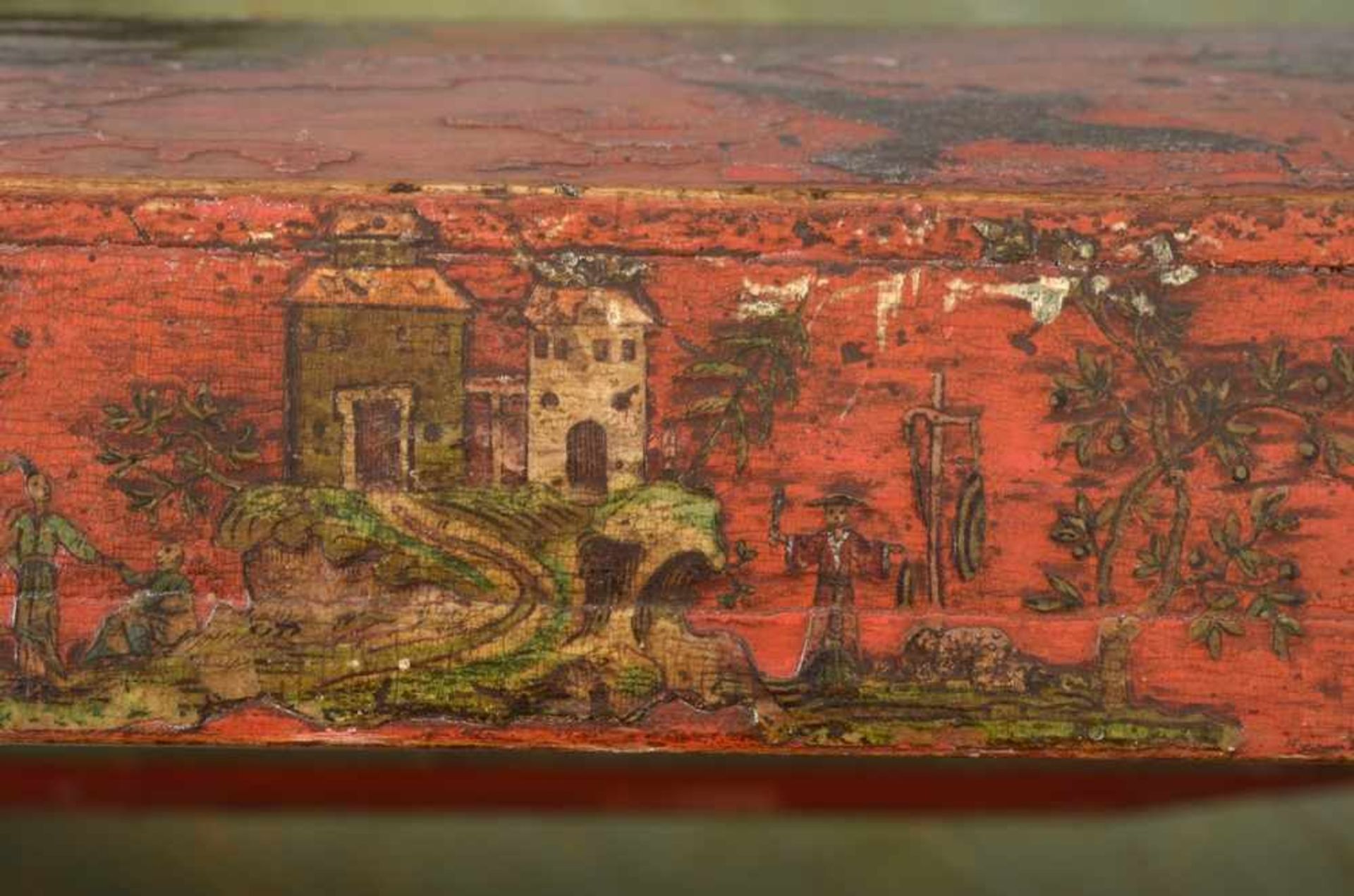 Venezianische Kassette in Truhenform mit gewölbtem Deckel und "Chinoiserie Szenen" in Arte-povera- - Bild 4 aus 6