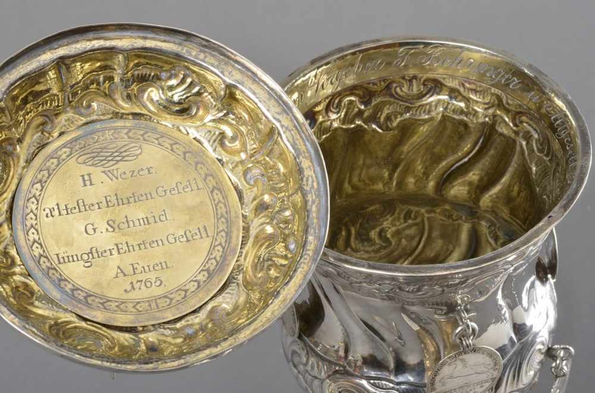 Nürnberger Zunftpokal mit 8 angehängten Münzen und getriebenem Rocaille Dekor, MZ: Georg Nicolaus - Bild 2 aus 6