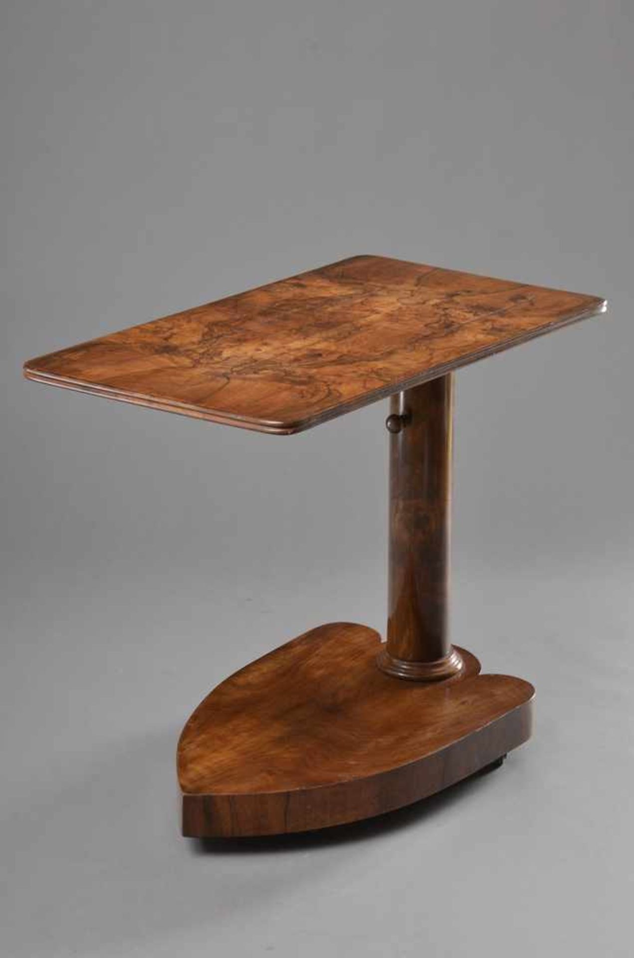 Biedermeier Bett-Tisch mit schildförmigem Fuß und höhenverstellbarer Platte, Nußbaum mit Bleigewicht