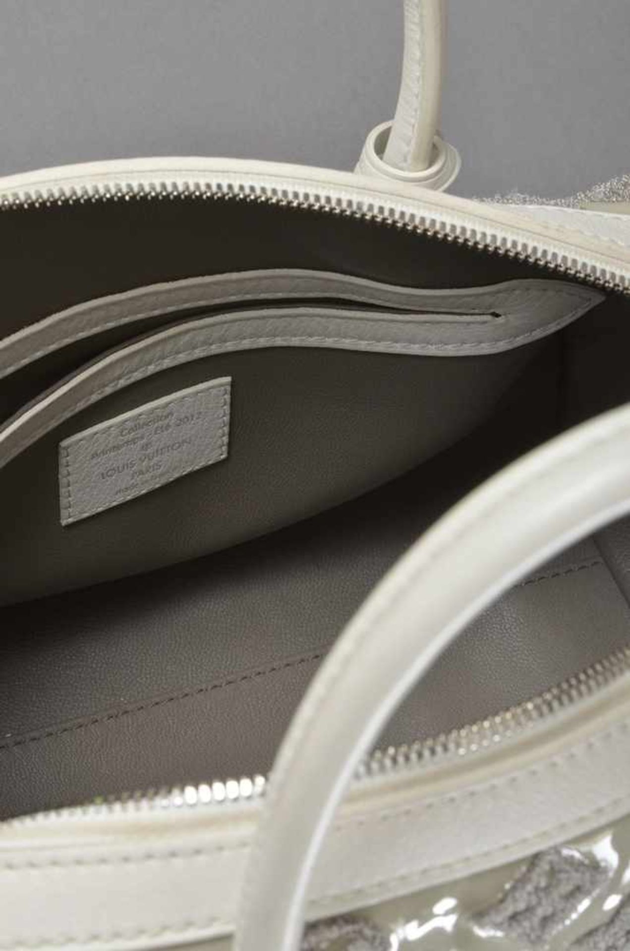 Louis Vuitton "Speedy Round" Tasche, Lack mit Stoffmonogramm in Gris Art Deco mit weißem Leder, LV - Image 3 of 3