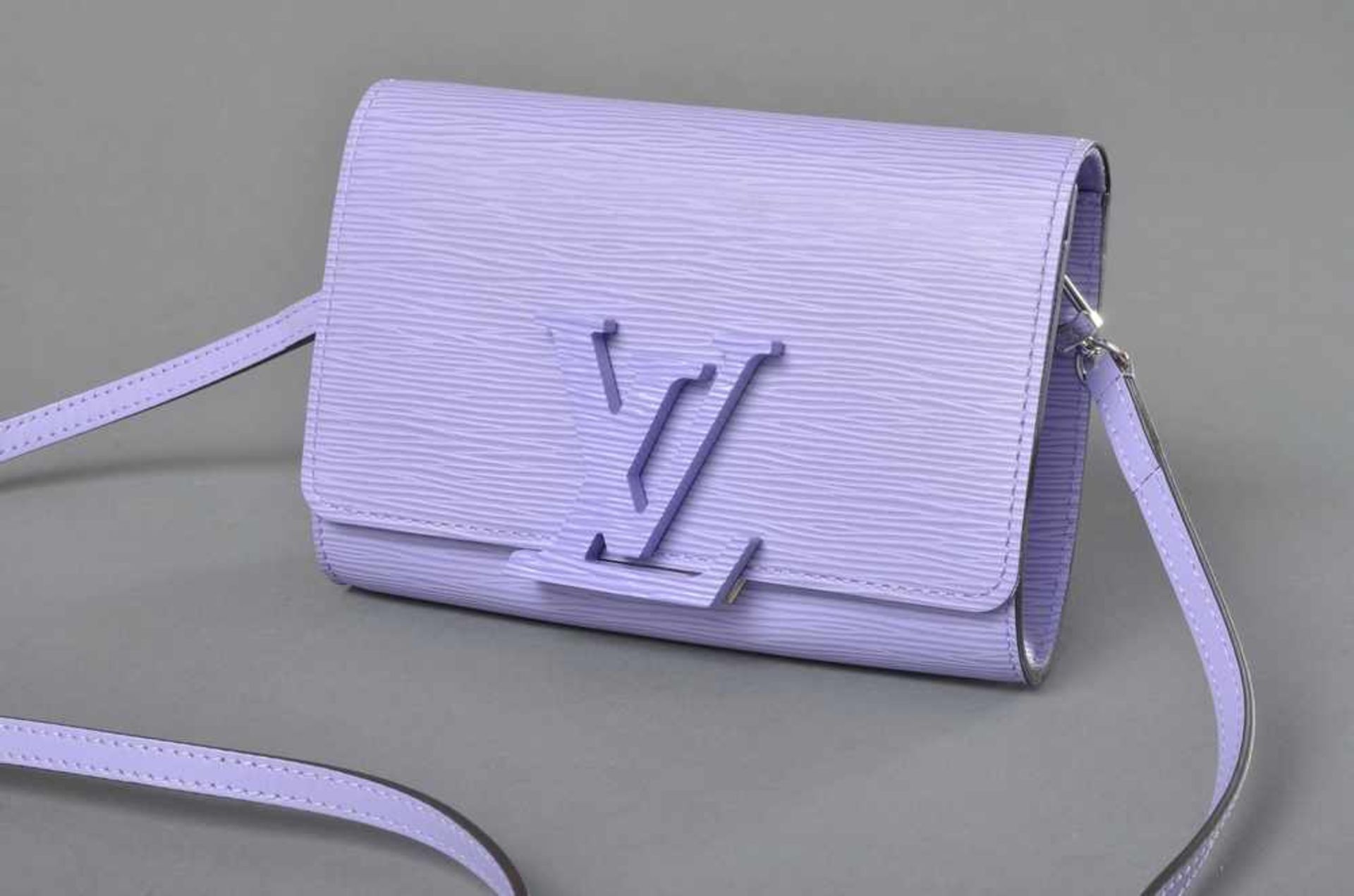 Louis Vuitton "Louis Strap PM" mit Kunststoff Monogramm Schließe, Epi Leder, flieder, 13,5x19,5x4,