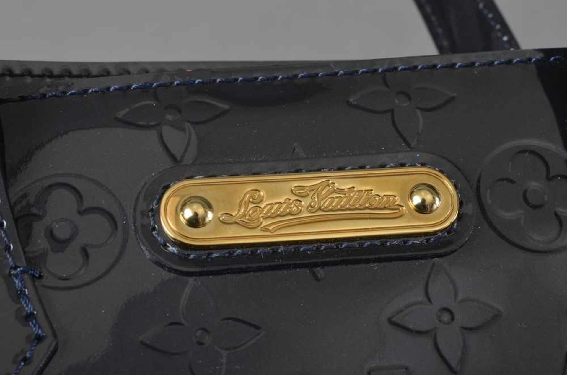 Louis Vuitton "Wilshire PM" Tasche, Monogram Vernis, blue nuit, 18x31x11cm, leichte Tragespuren - Bild 2 aus 3
