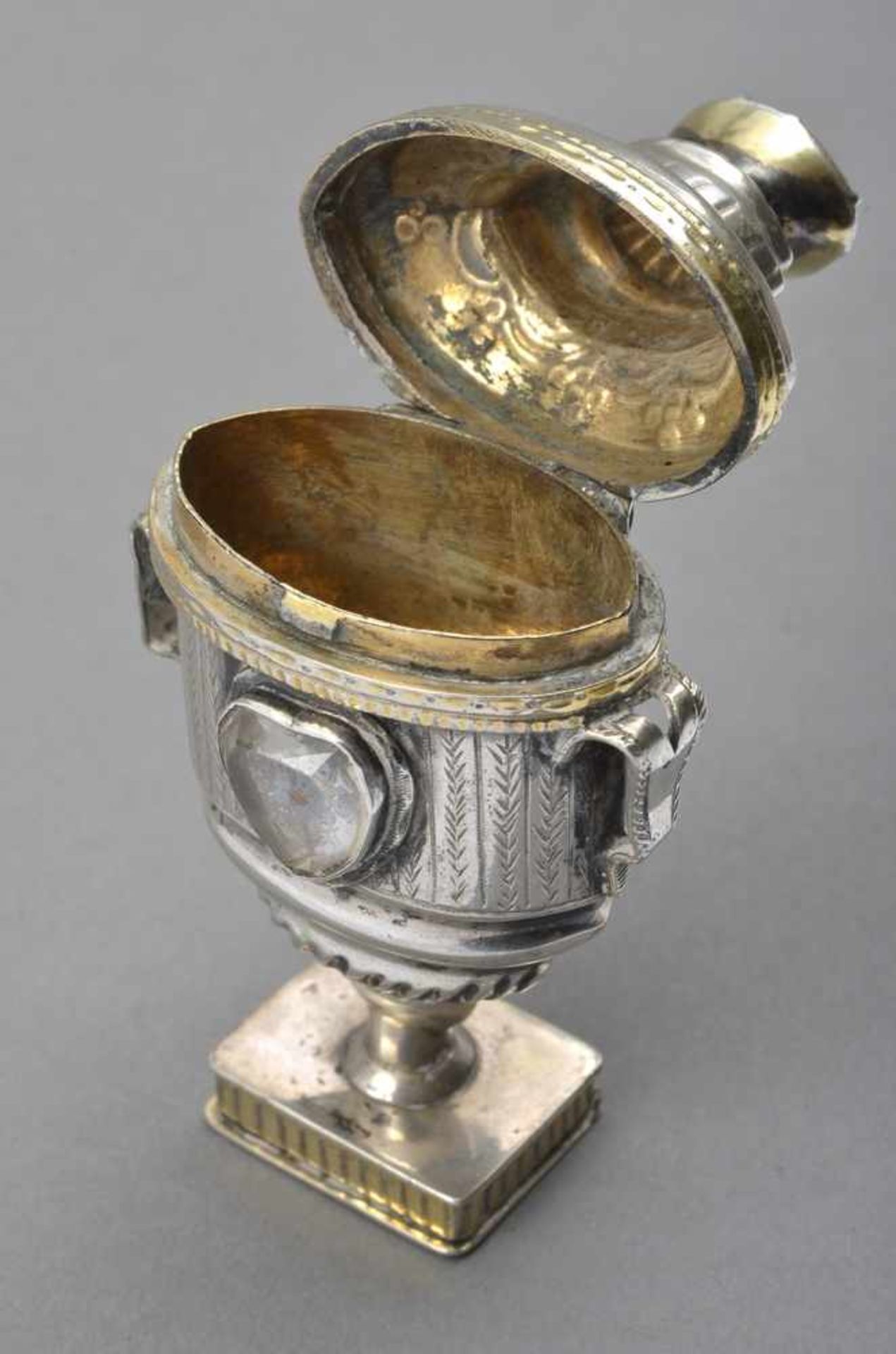 Kleiner skandinavischer Pomander in Vasenform mit graviertem Dekor und Glaspasten, 2fach zu - Bild 3 aus 4
