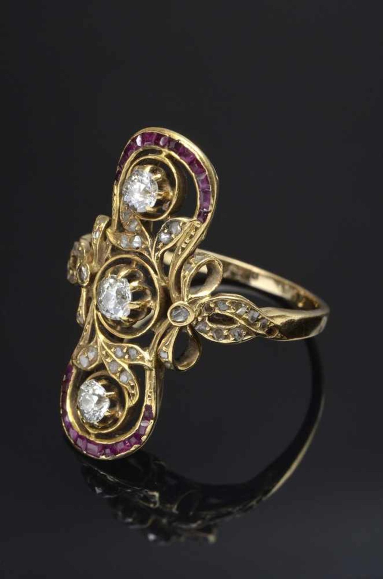 Längsovaler Jugendstil Ring mit 3 Altschliff Diamanten in aufwendiger, Diamant und Rubin besetzter