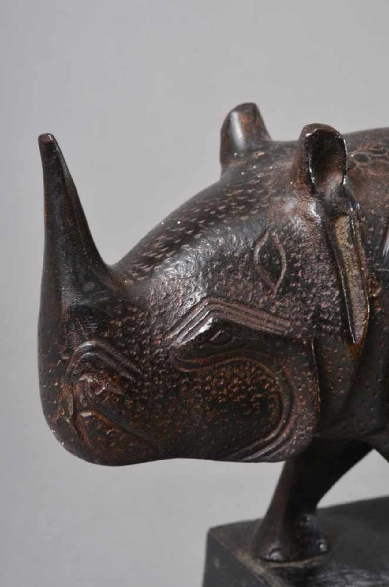 Paar "Rhinozeros" Doorstopper, Bronze, Indien 20.Jh., H. 41cm - Bild 3 aus 5