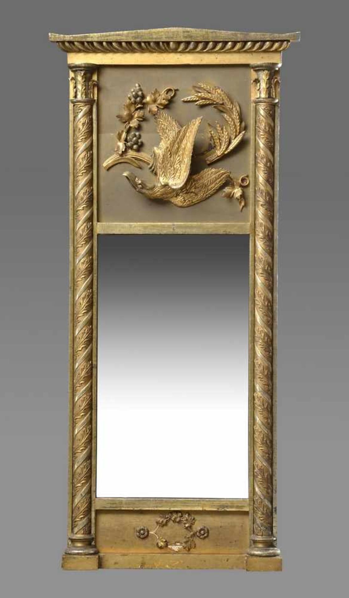 Vergoldeter Empire Spiegel mit plastischem "Adler" und seitlichen Halbsäulen, 138x64cm, Fehlstellen