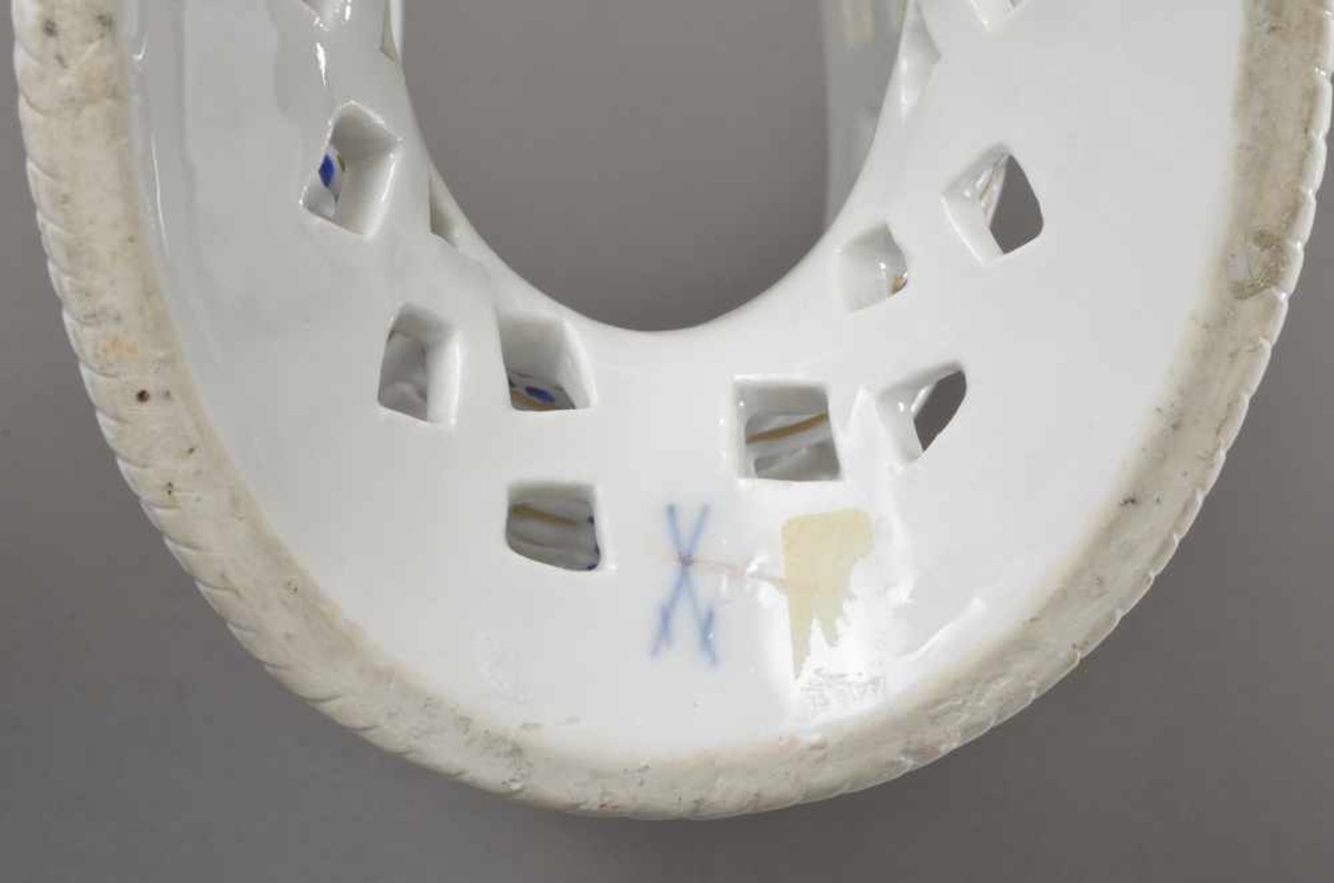 Seltener Meissen Serviettenhalter in Halbmondform auf oval eingeschnürtem Standfuß, allseitig in - Image 2 of 2