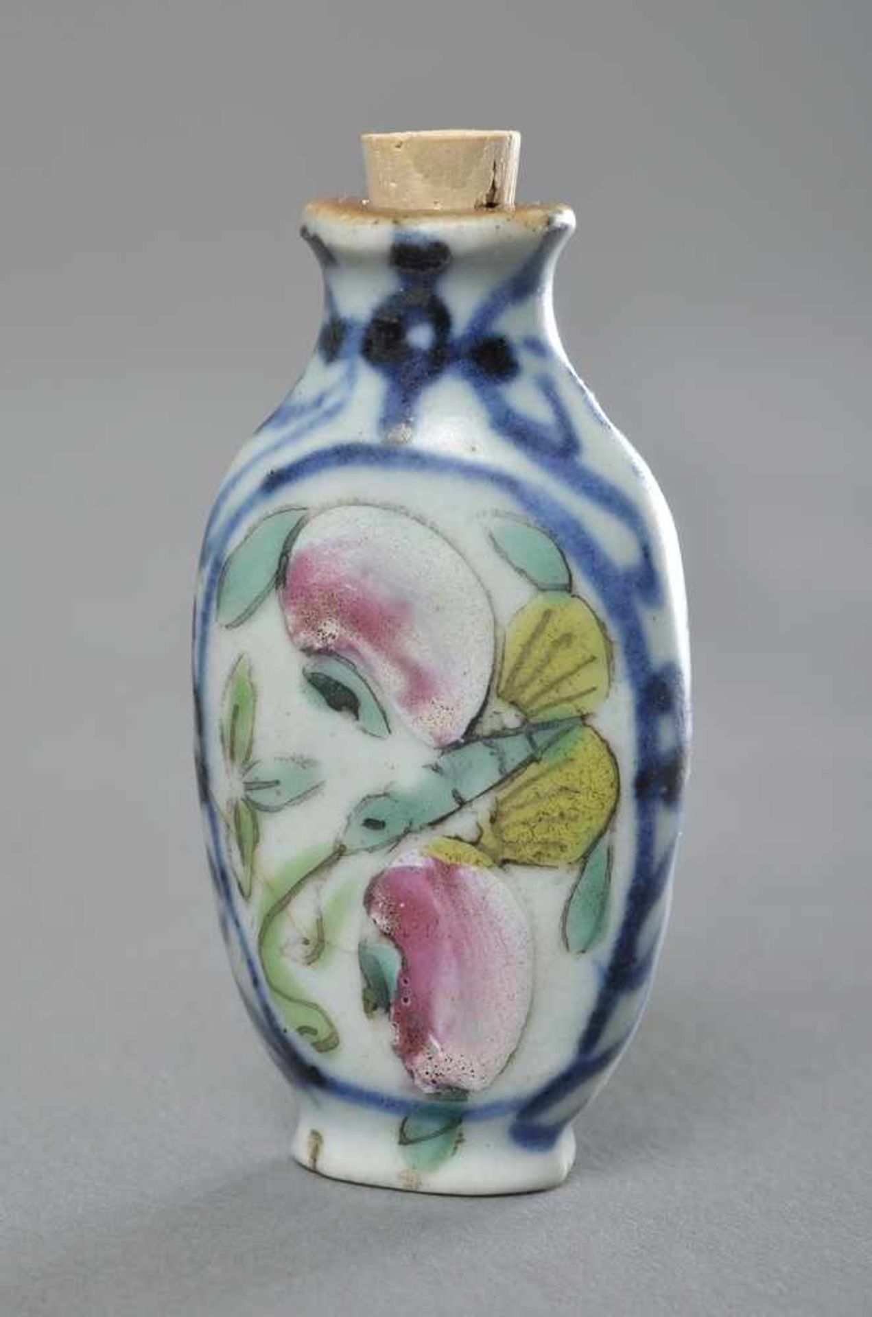 Einfache Porzellan-Medizinflasche in Unterglasurblau und Famille verte Überglasur-Farben, H. 5,7x3, - Bild 2 aus 4