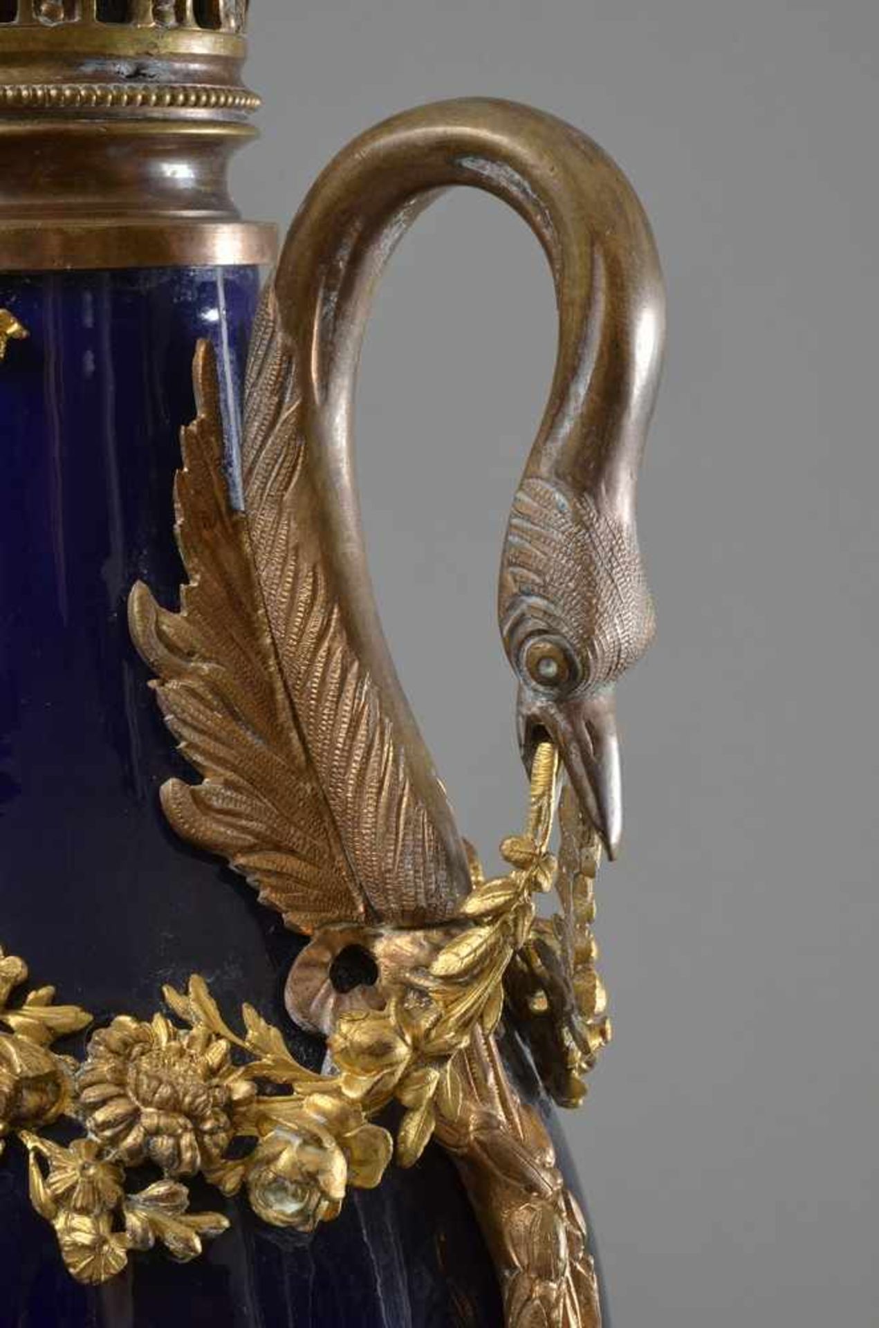 Paar große Sevres Vasen im Louis XVI Stil mit kobaltblauer Glasur und aufwendiger Ormolu Fassung " - Image 2 of 7