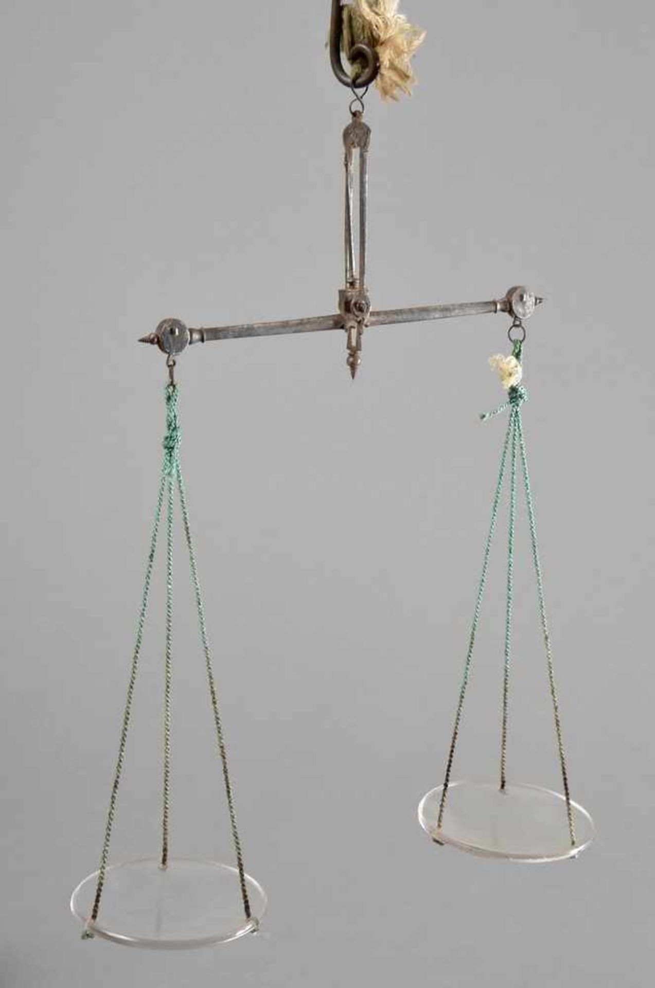 Poliertes Kirschholz Kästchen, darin Waage mit Glaseinsätzen und diverse Gewichte, 17,5x8,5cm,