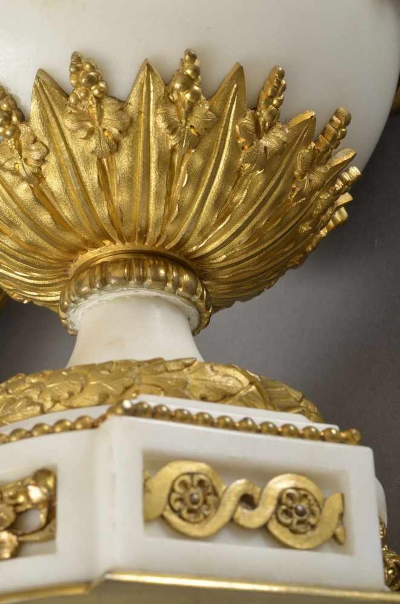 Paar prachtvolle Marmor Vasen mit feuervergoldeter Bronze Montierung "Putti, Festons und - Bild 5 aus 6