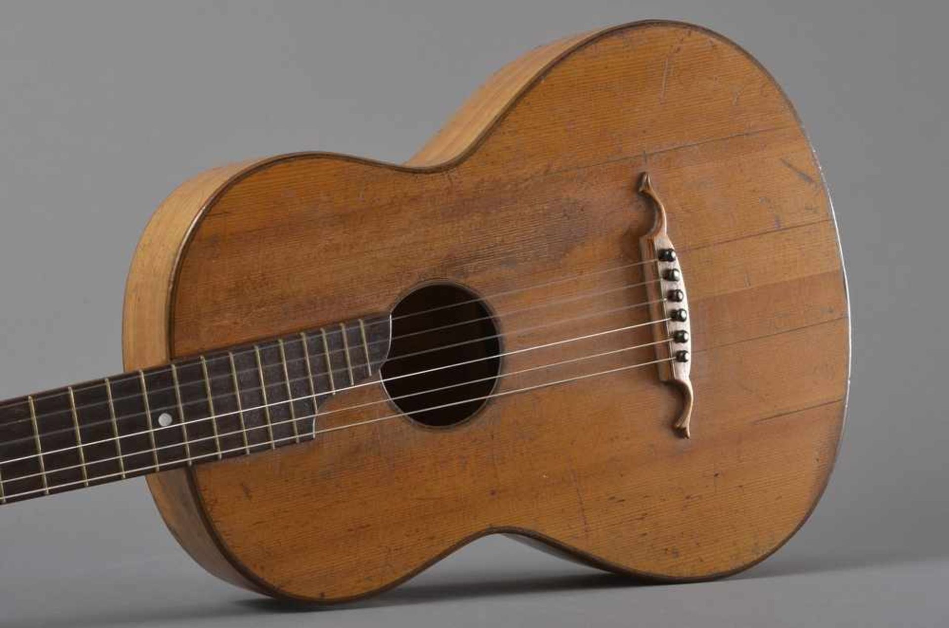 Historische Gitarre, Mensur 62cm, Gesamtlänge 93cm, Saitenhöhe 4mm, ca. 100 Jahre alt, spielbar - Bild 4 aus 8