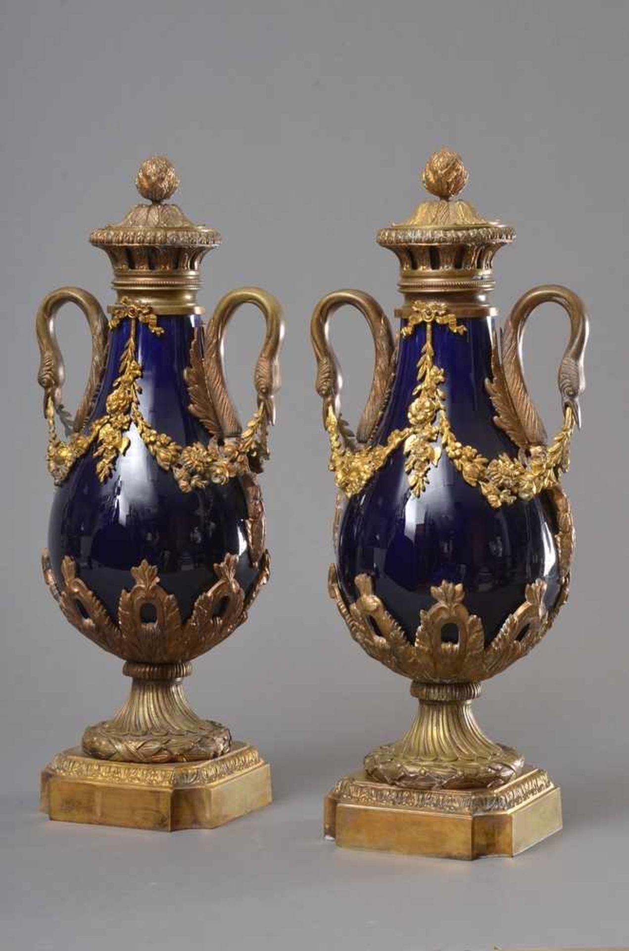 Paar große Sevres Vasen im Louis XVI Stil mit kobaltblauer Glasur und aufwendiger Ormolu Fassung "