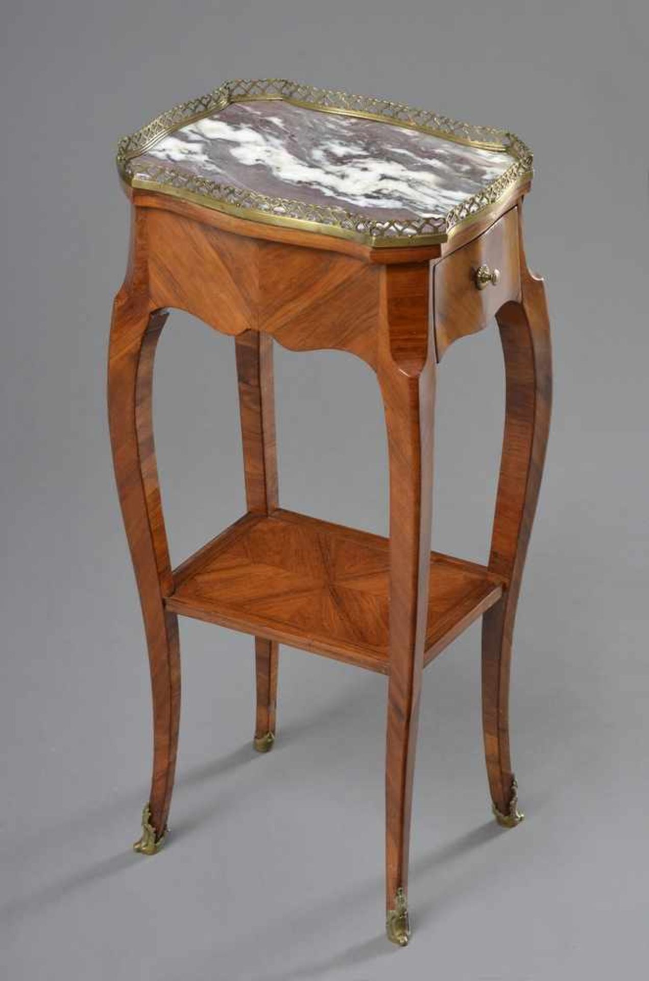 Rokoko Tischchen "table tricoteuse" mit Marmorplatte, gehalten von vergoldeter Bronzegalerie,