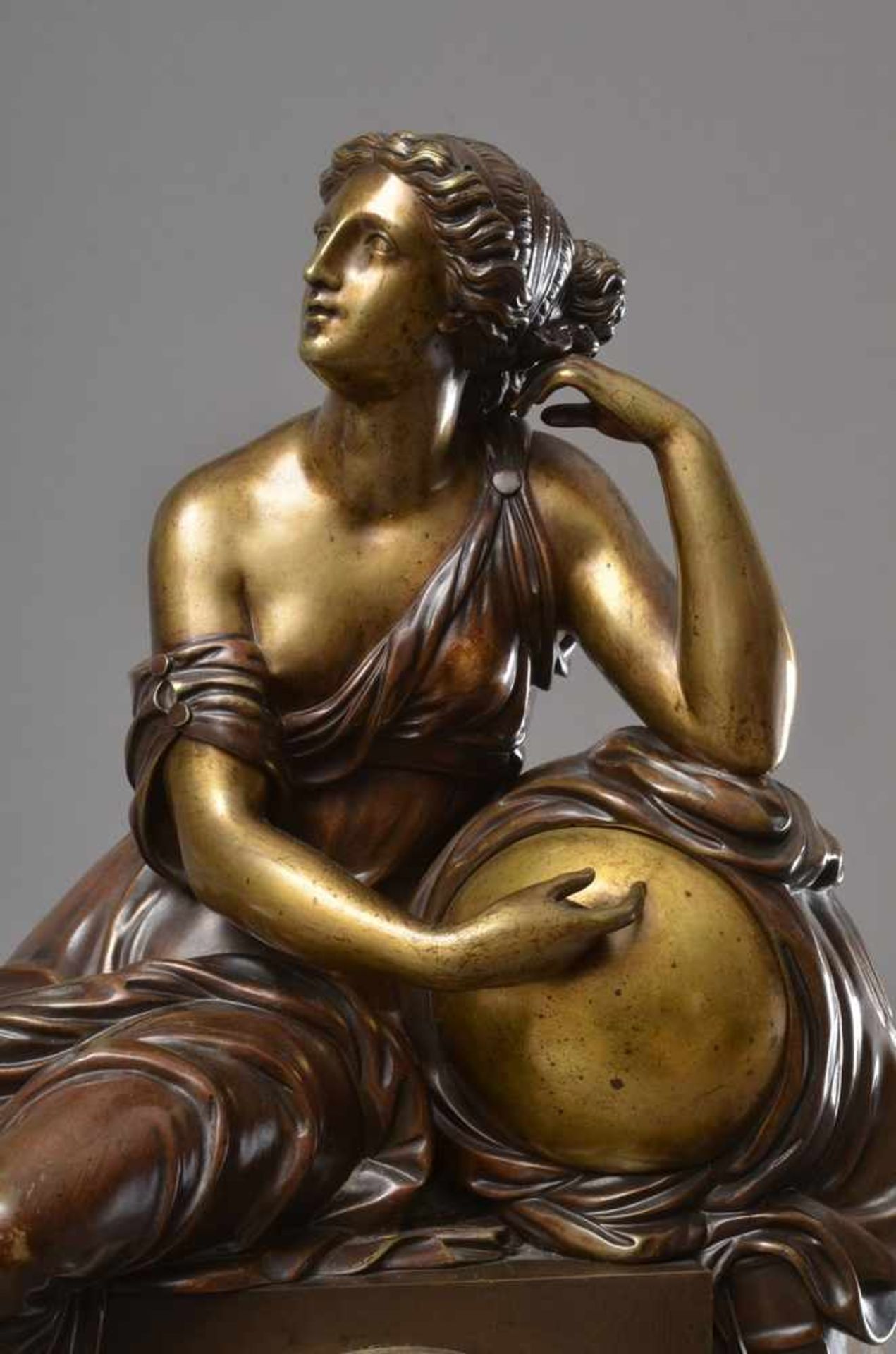 Französische Pendule mit plastischem Aufsatz "Urania", Bronze teilvergoldet/ brüniert, - Image 6 of 6
