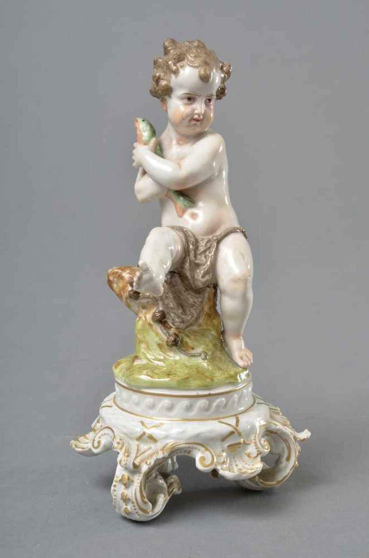 Kleine Höchst Figur "Putto mit Fisch", farbig bemalt, H. 15cm - Image 2 of 4