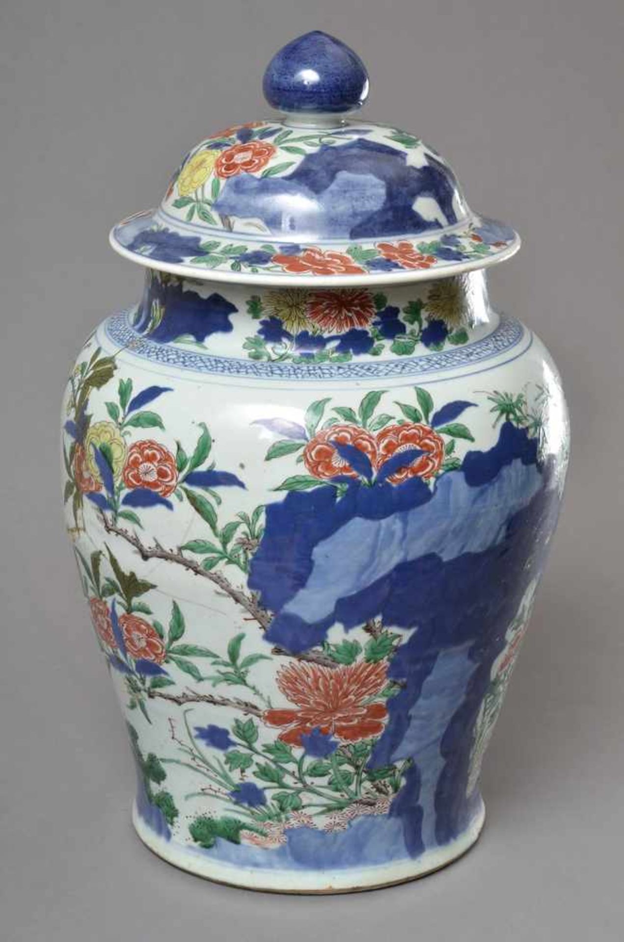 Große Deckelvase mit polychromer Bemalung "Felsen, Pfirsichblüten und Päonien", China 19.Jh., H. - Bild 2 aus 4