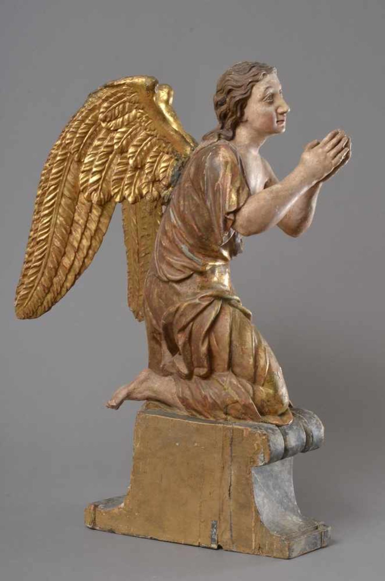 Großer "Engel in adorierender Haltung" auf einem Volutensockel sitzend, verleimtes Lindenholz, - Bild 2 aus 6