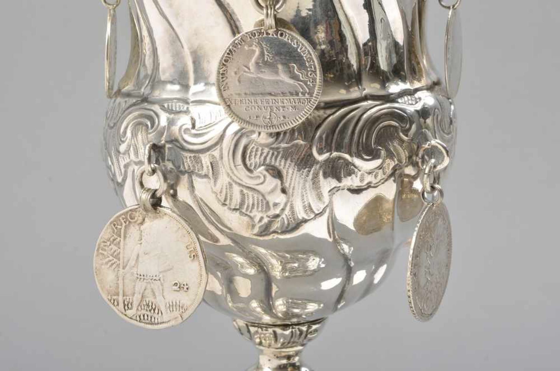 Nürnberger Zunftpokal mit 8 angehängten Münzen und getriebenem Rocaille Dekor, MZ: Georg Nicolaus - Bild 5 aus 6