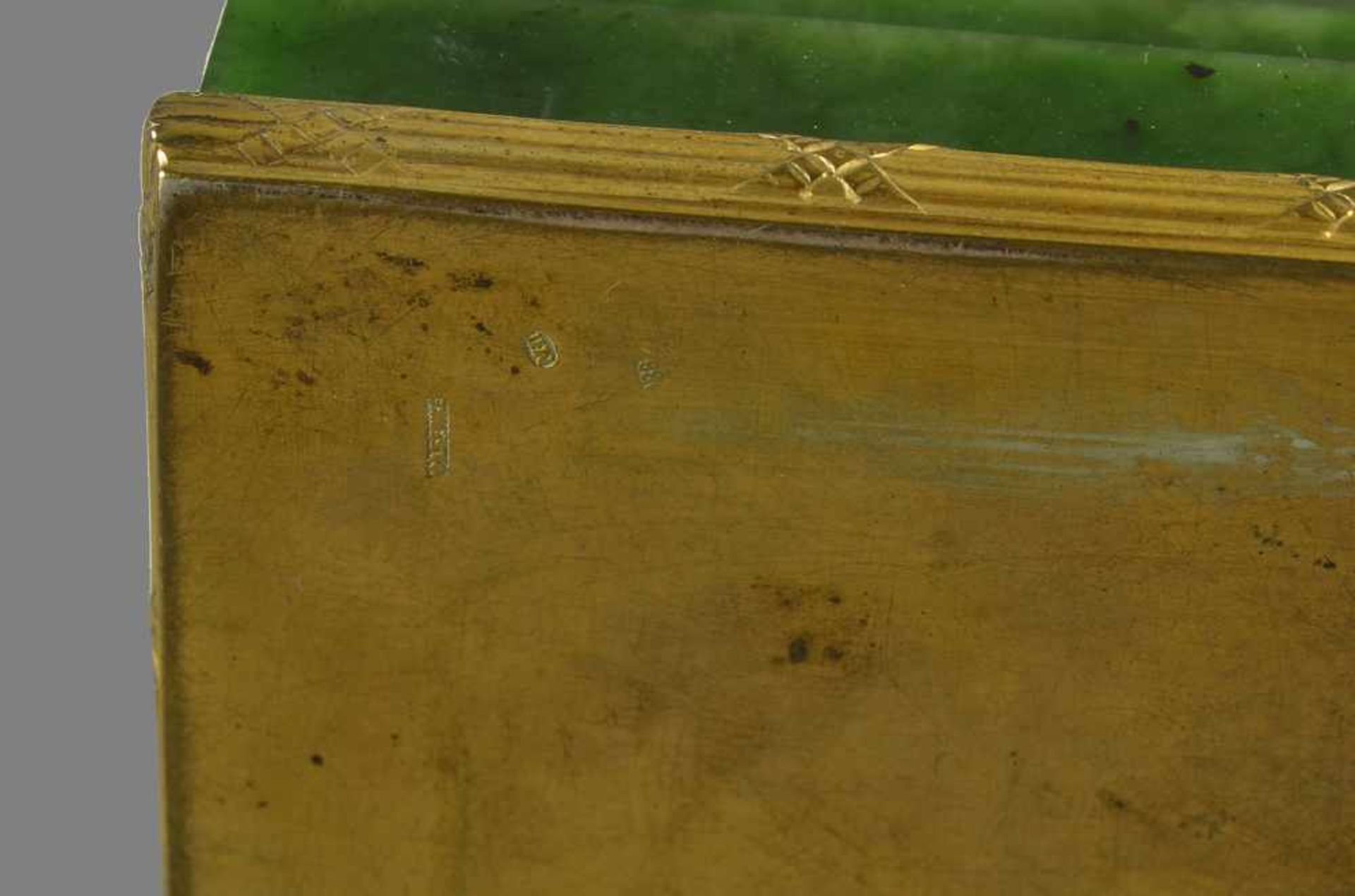 Nephrit Aufsatz mit eckigem Postament und hauchdünner, eckiger Schale sowie vergoldeten Silber - Bild 4 aus 4