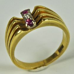 RING getiefte Schauseite mit kleinen Rubinen und Diamanten besetzt, Fassung mit durchbrochenen
